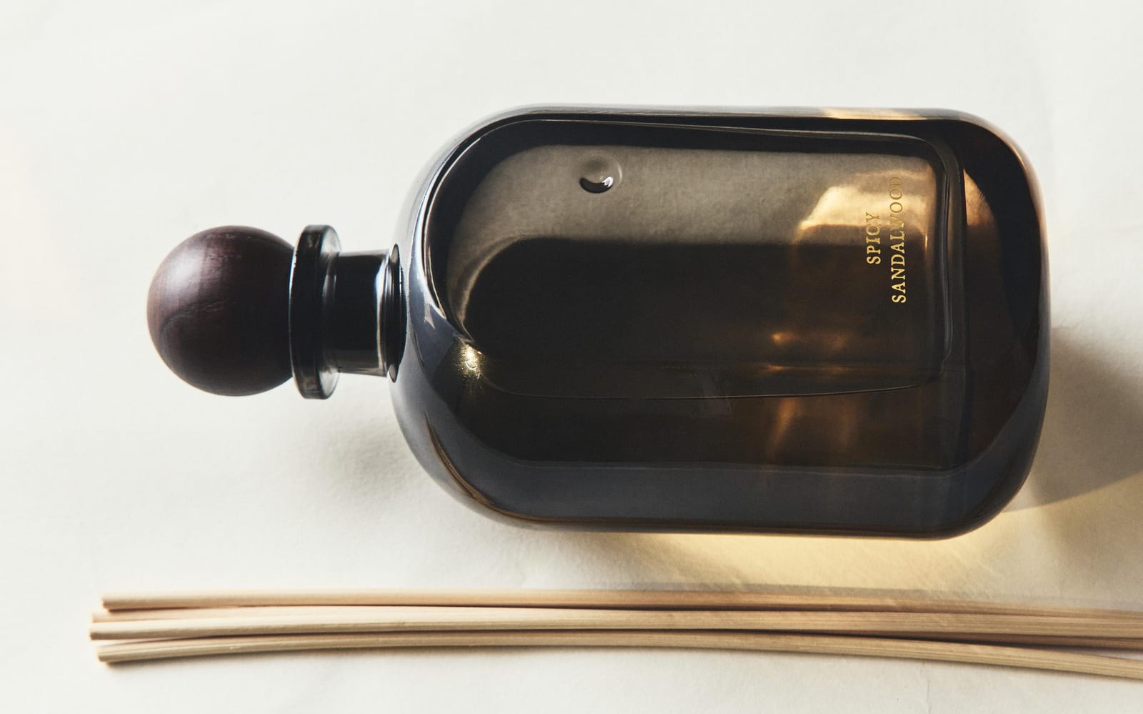 ZARA HOME (480 ML) АРОМАТИЧЕСКИЕ ПАЛОЧКИ SPICY SANDALWOOD ракурс 3