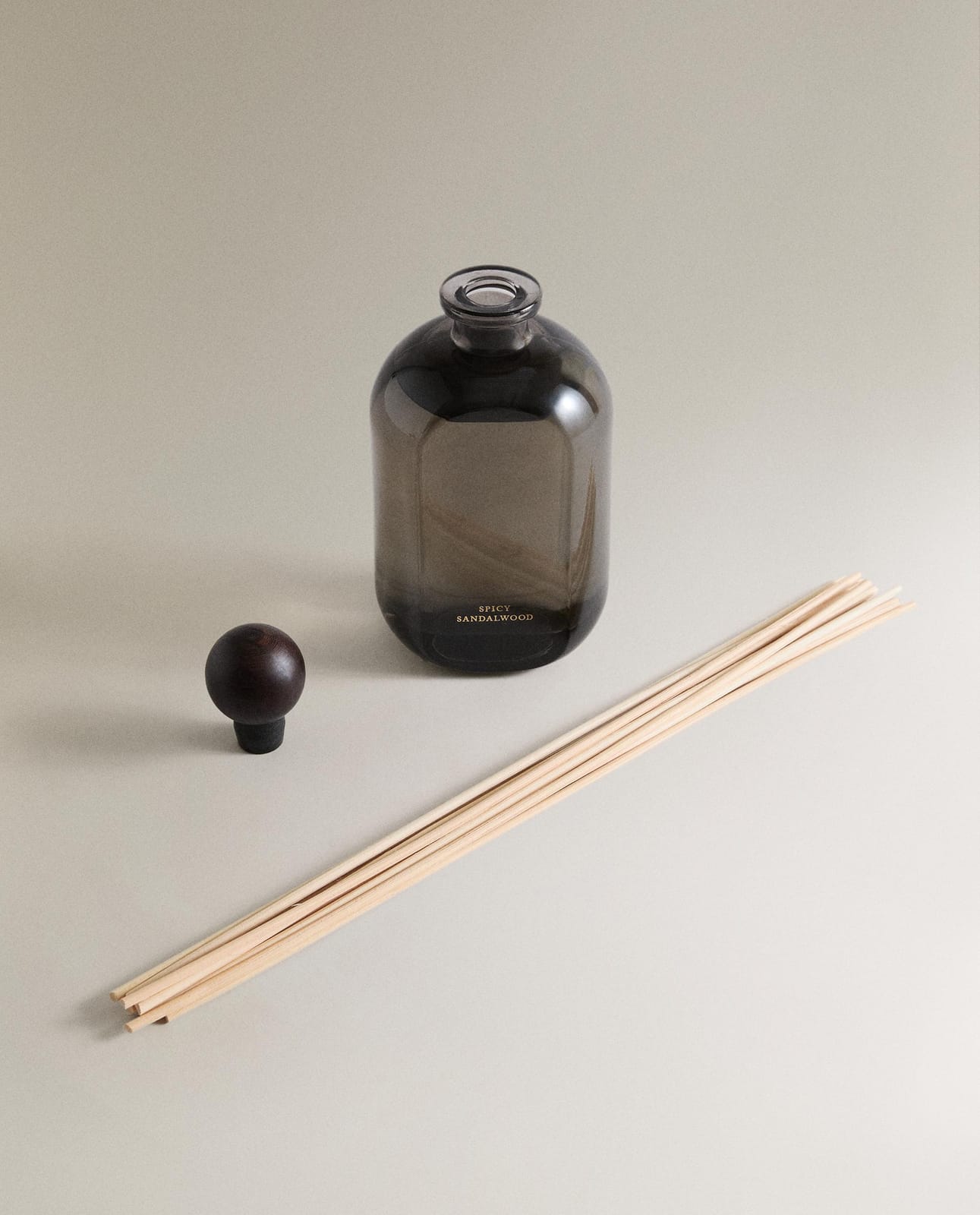 ZARA HOME (480 ML) АРОМАТИЧЕСКИЕ ПАЛОЧКИ SPICY SANDALWOOD ракурс 5