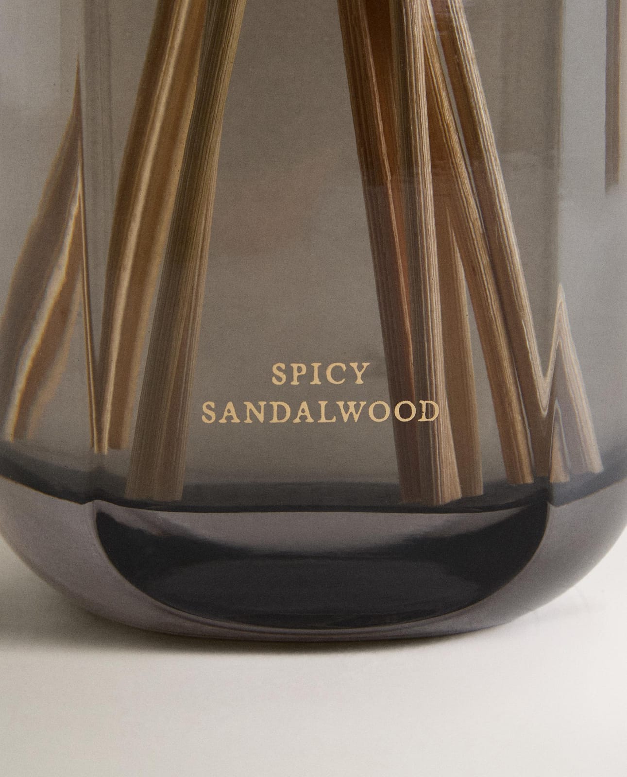 ZARA HOME (480 ML) АРОМАТИЧЕСКИЕ ПАЛОЧКИ SPICY SANDALWOOD ракурс 8