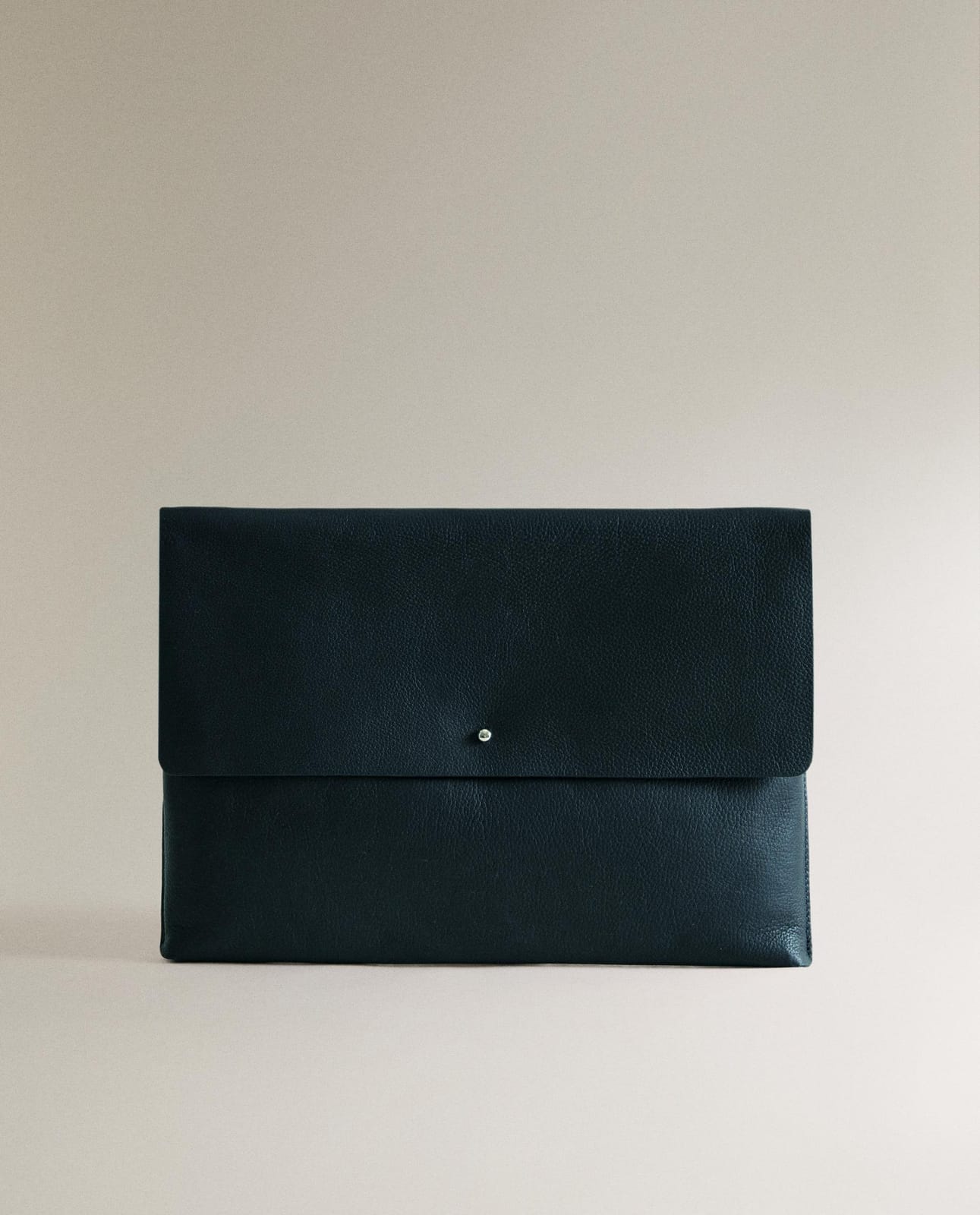 Подставка декоративная ZARA HOME NIEBIESKA кожаный конверт с пуговицей NIEBIESKI 23.5 x 33.5 x 2 cm