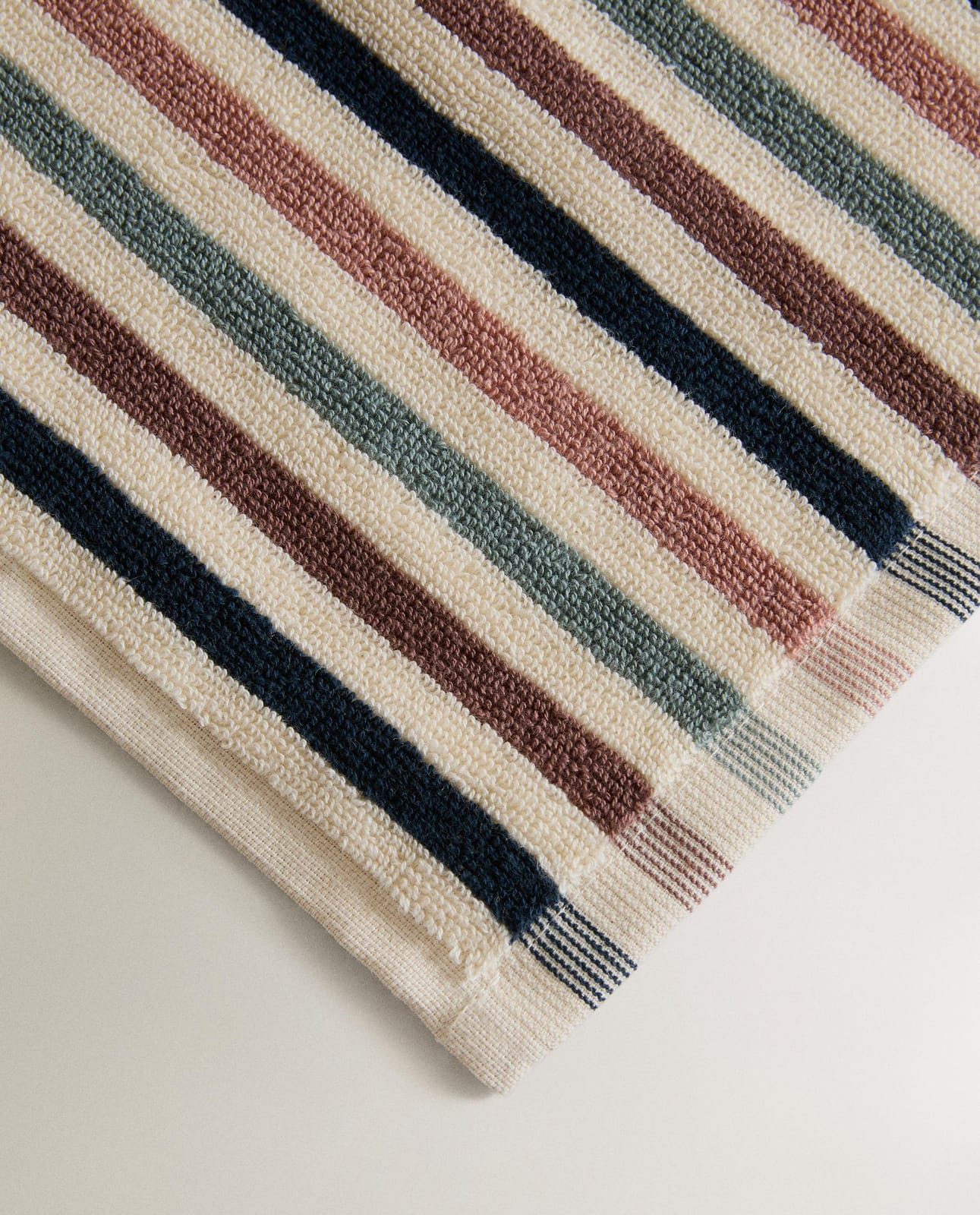 ZARA HOME Банное полотенце в PUDROWE полоску ракурс 5