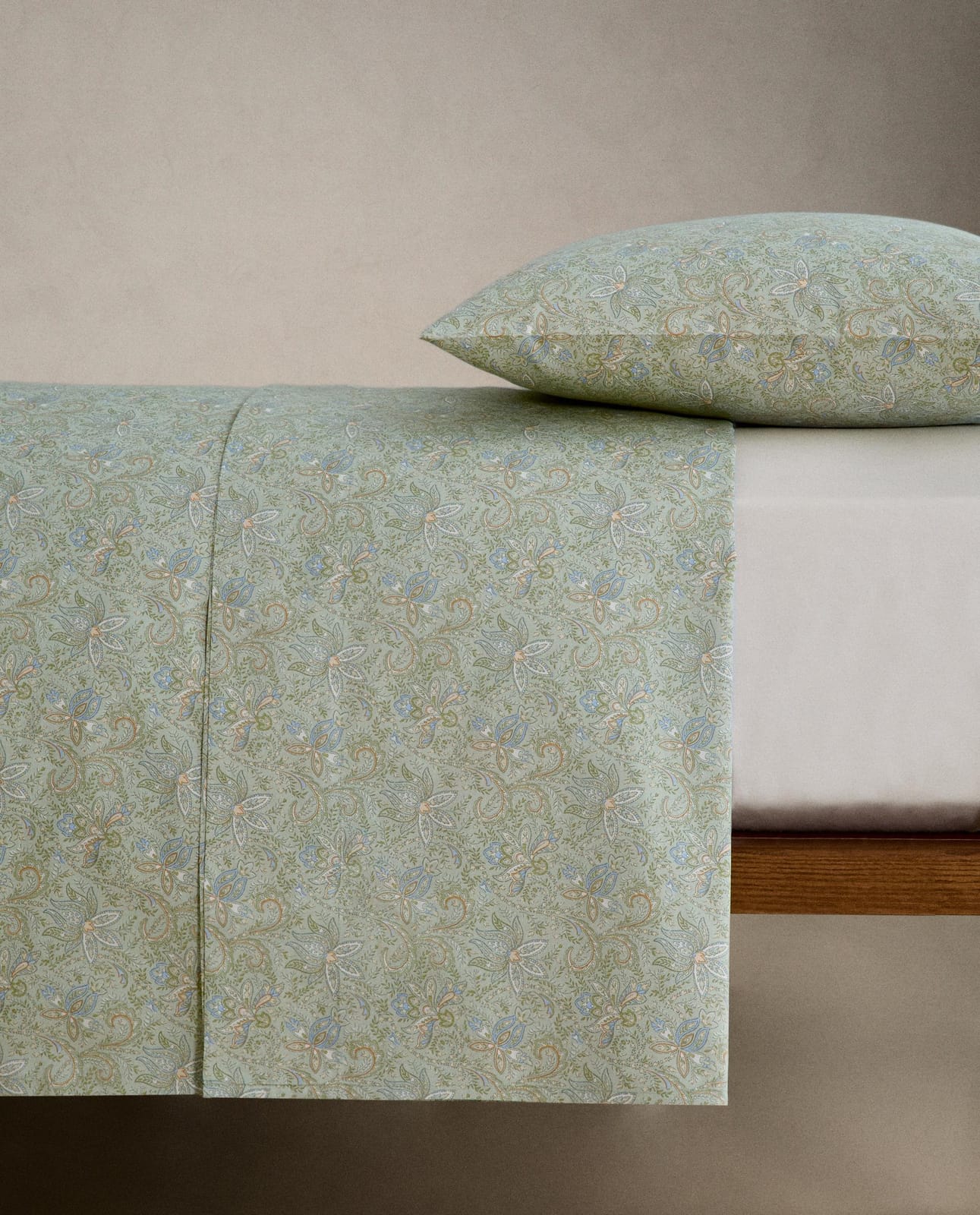 ZARA HOME САТИНОВЫЙ ПОДОДЕЯЛЬНИК ПЕЙСЛИ ракурс 4