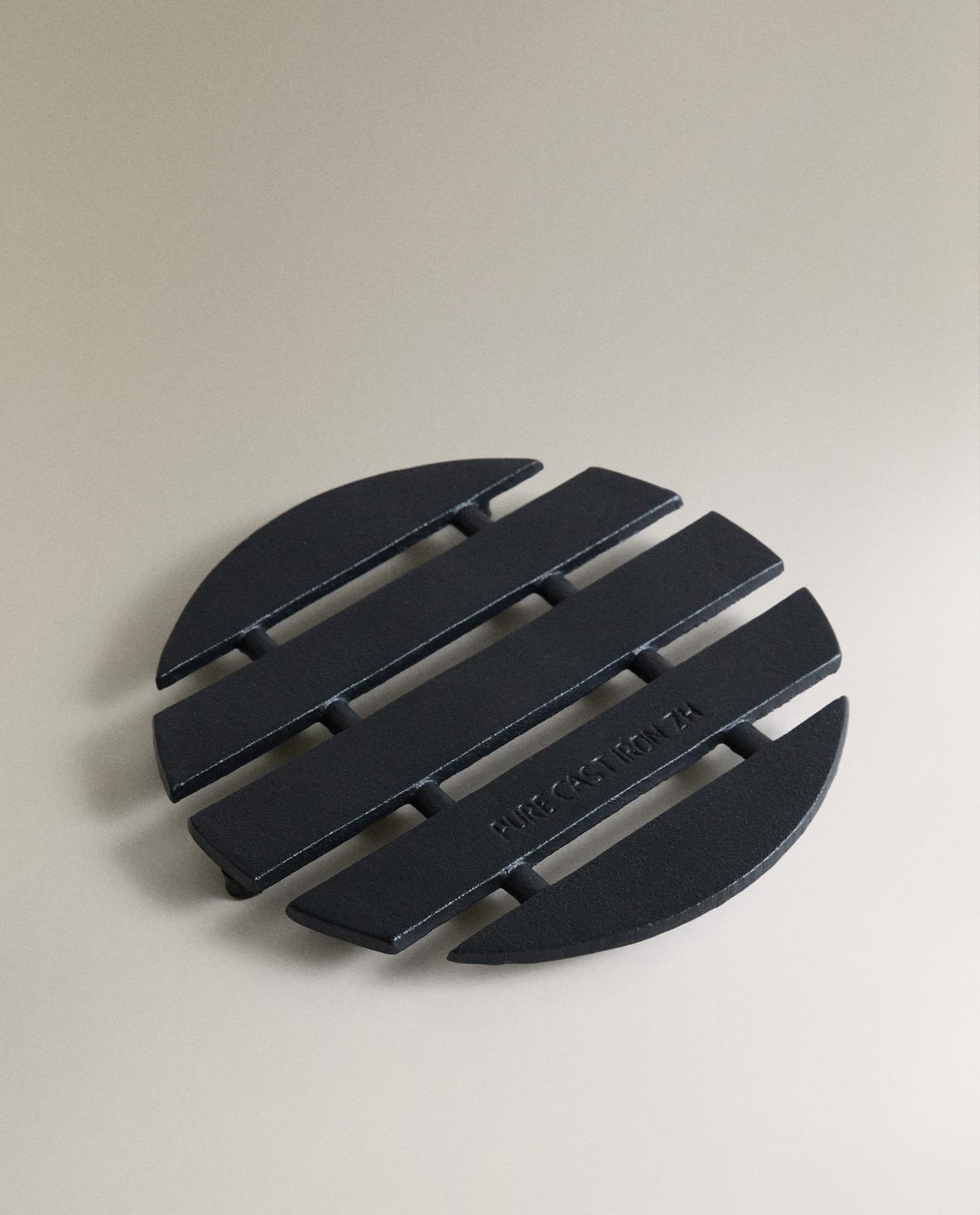 ZARA HOME ЧУГУННАЯ ПОДСТАВКА ПОД ГОРЯЧУЮ ПОСУДУ ракурс 5