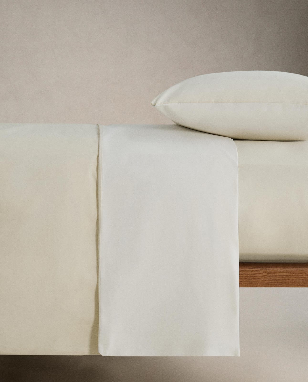 ZARA HOME НИЖНЯЯ ПРОСТЫНЯ ИЗ ПЕРКАЛЯ С ЭФФЕКТОМ СТИРКИ ракурс 3