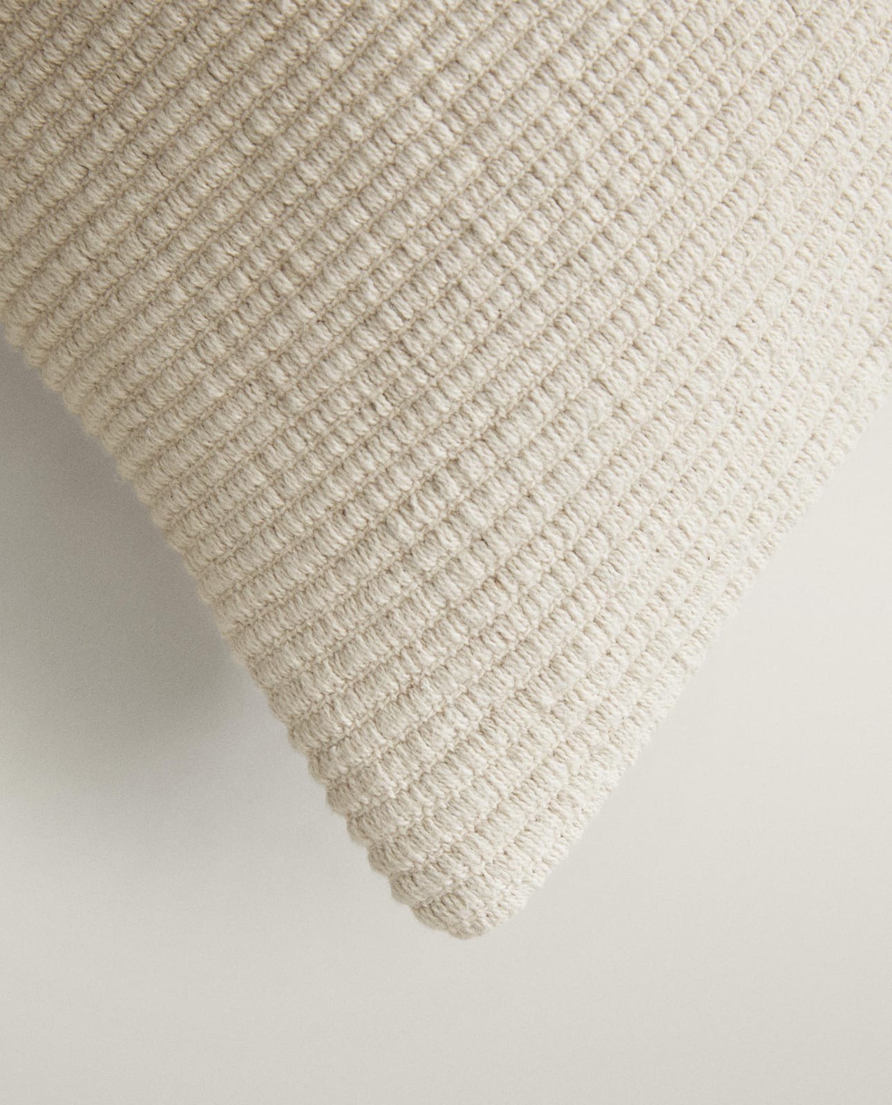 ZARA HOME НАВОЛОЧКА НА ПОДУШКУ С ЛИНИЕЙ ракурс 4