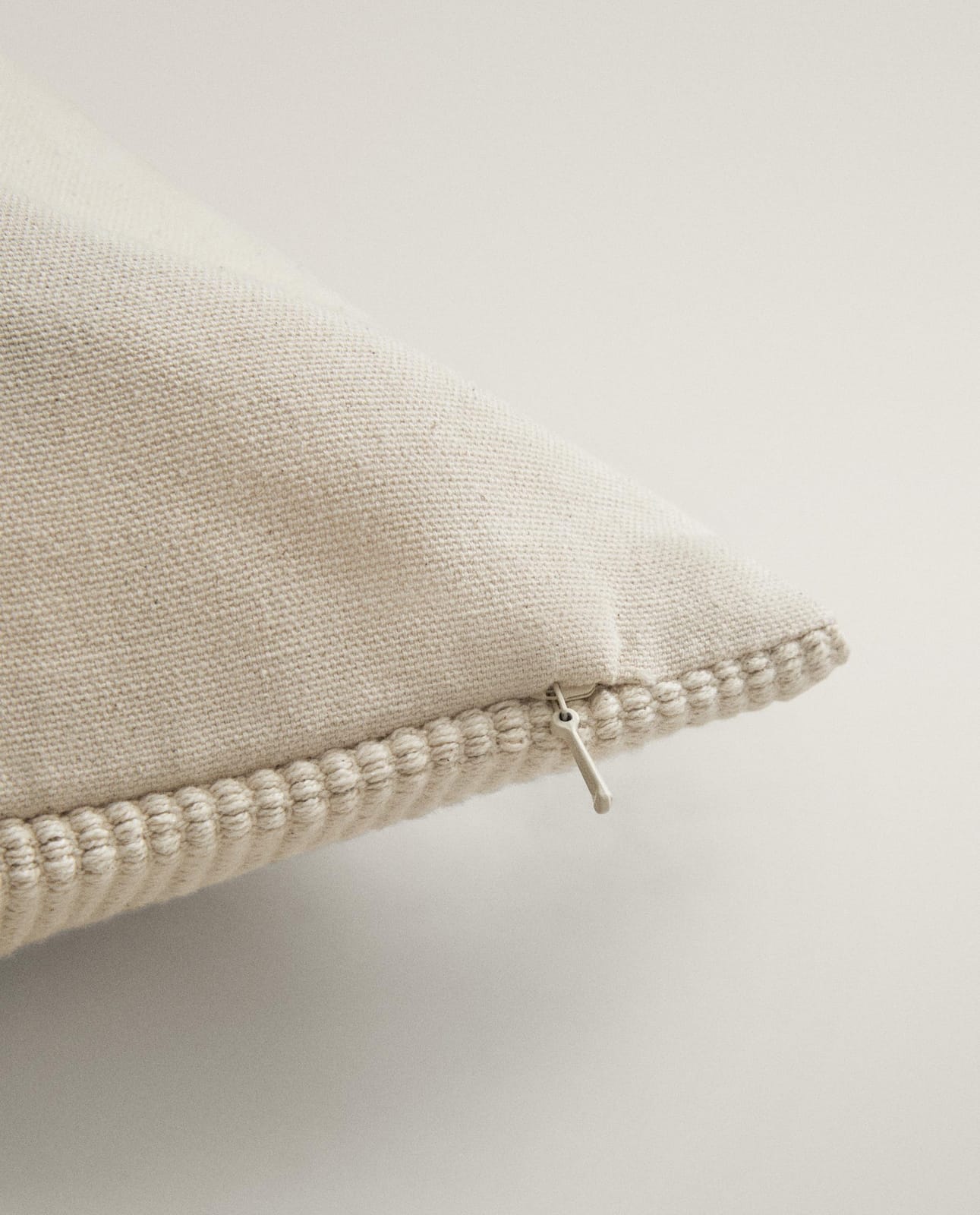 ZARA HOME НАВОЛОЧКА НА ПОДУШКУ С ЛИНИЕЙ ракурс 5