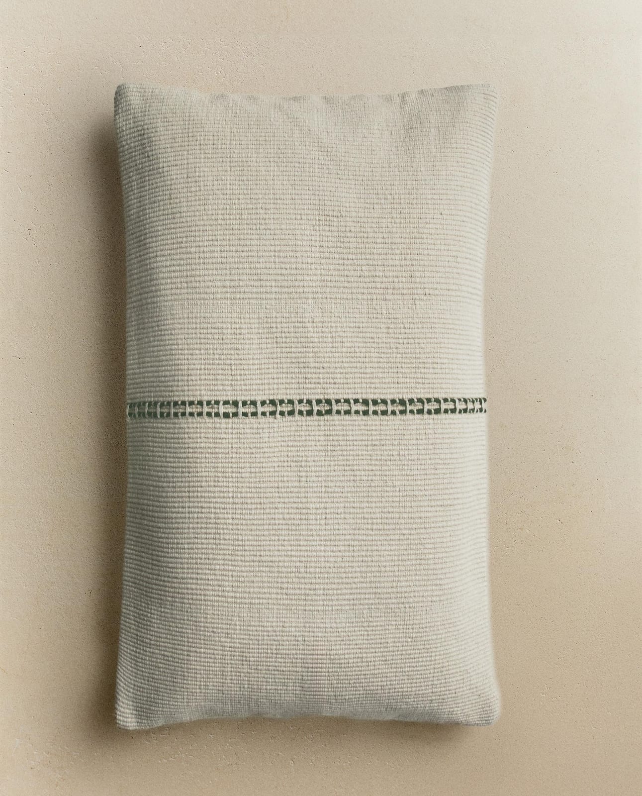 ZARA HOME НАВОЛОЧКА НА ПОДУШКУ С ДВОЙНОЙ ЛИНИЕЙ ракурс 4