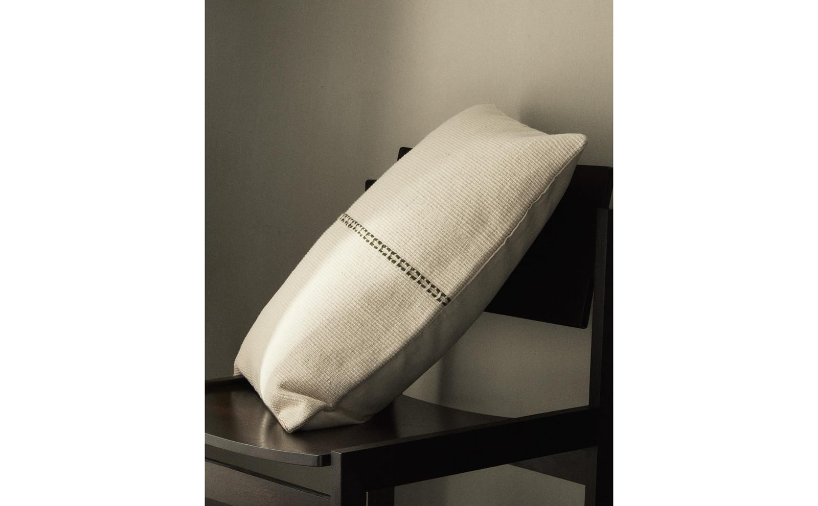 ZARA HOME НАВОЛОЧКА НА ПОДУШКУ С ДВОЙНОЙ ЛИНИЕЙ ракурс 10