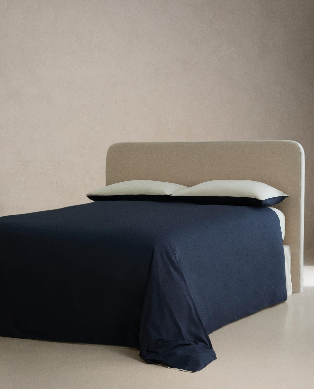 ZARA HOME Двусторонний комплект постельного белья из перкаля (200 нитей) ракурс 3