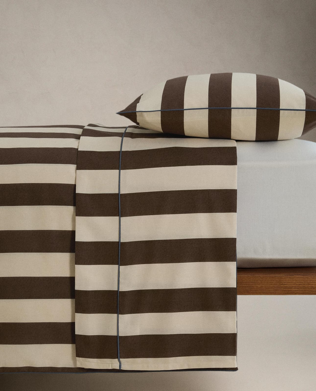 ZARA HOME PRZEŚCIERADŁO BEZ GUMKI Z BAWEŁNY Z EFEKTEM SPRANIA W PASKI ракурс 5