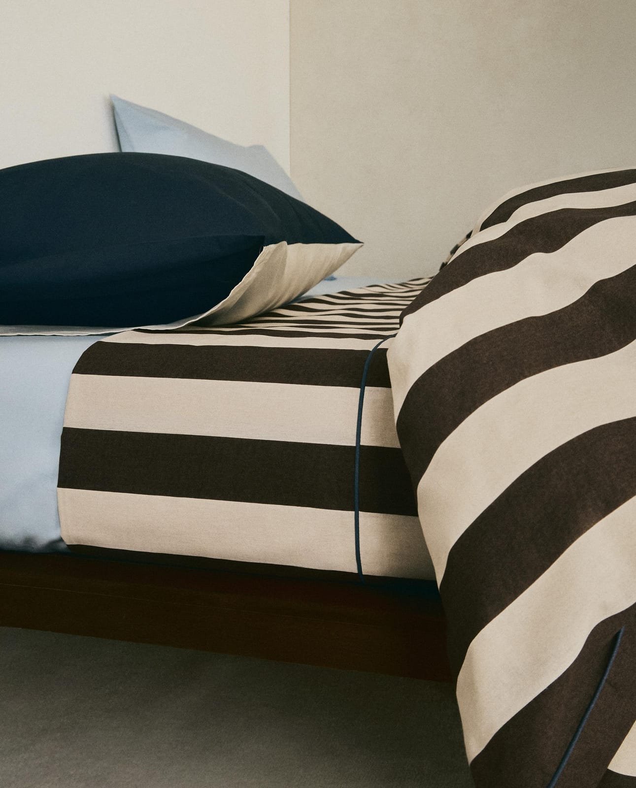 ZARA HOME PRZEŚCIERADŁO BEZ GUMKI Z BAWEŁNY Z EFEKTEM SPRANIA W PASKI ракурс 7