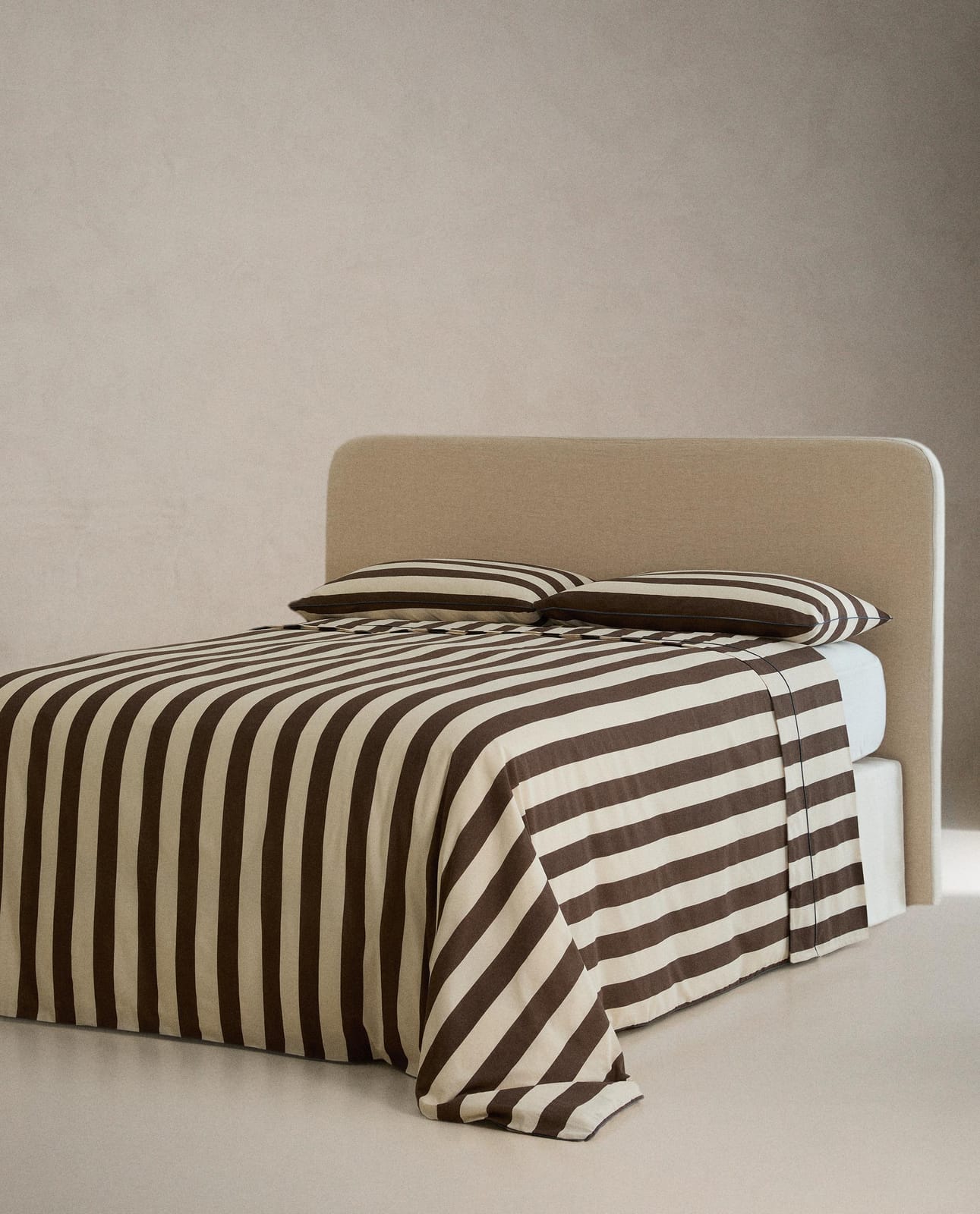 ZARA HOME PRZEŚCIERADŁO BEZ GUMKI Z BAWEŁNY Z EFEKTEM SPRANIA W PASKI ракурс 4
