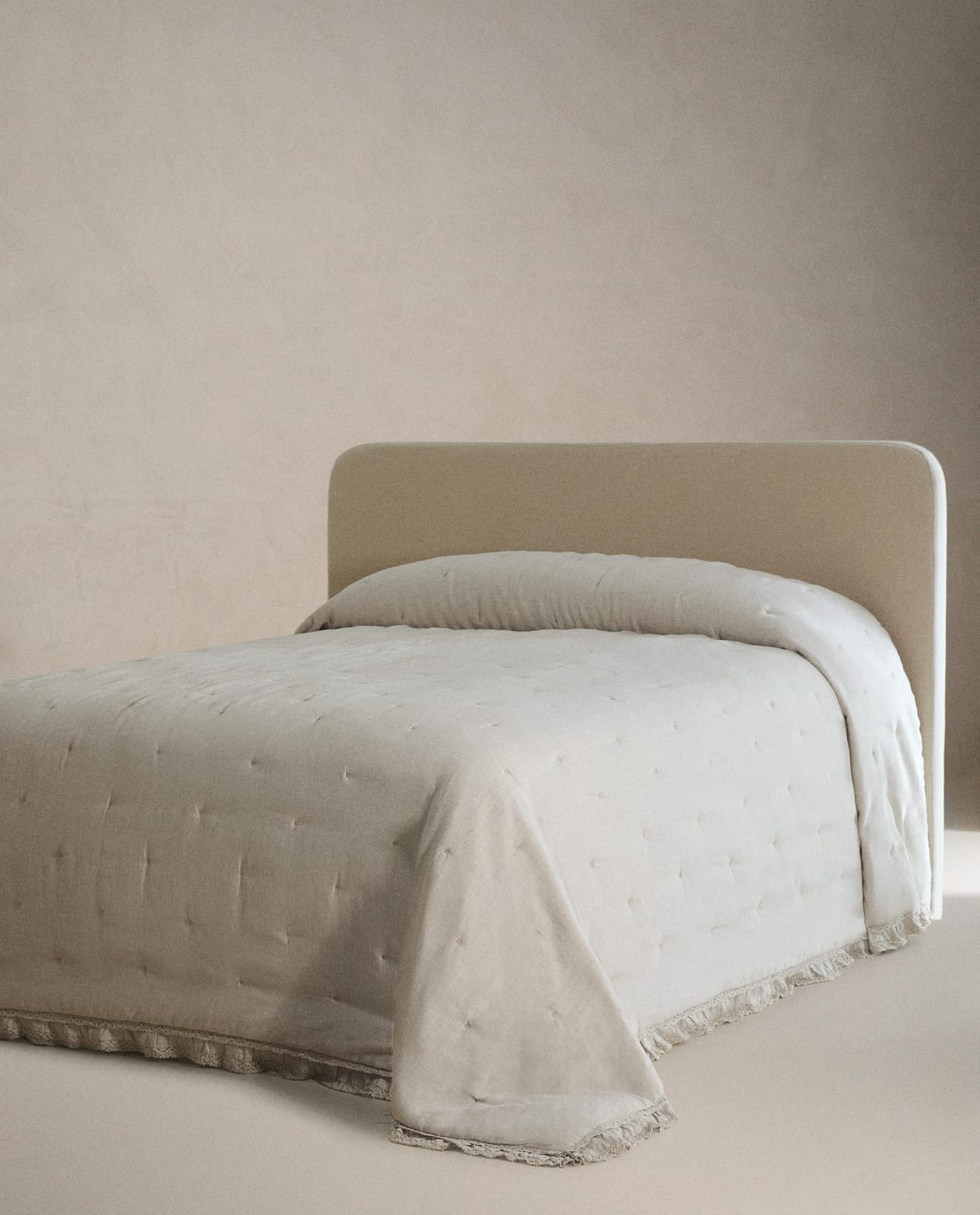 ZARA HOME Покрывало из льна с кружевом ракурс 3