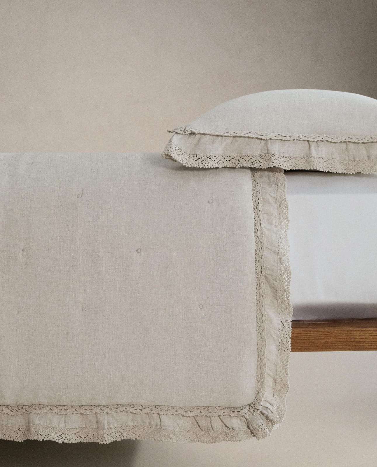 ZARA HOME Покрывало из льна с кружевом ракурс 6