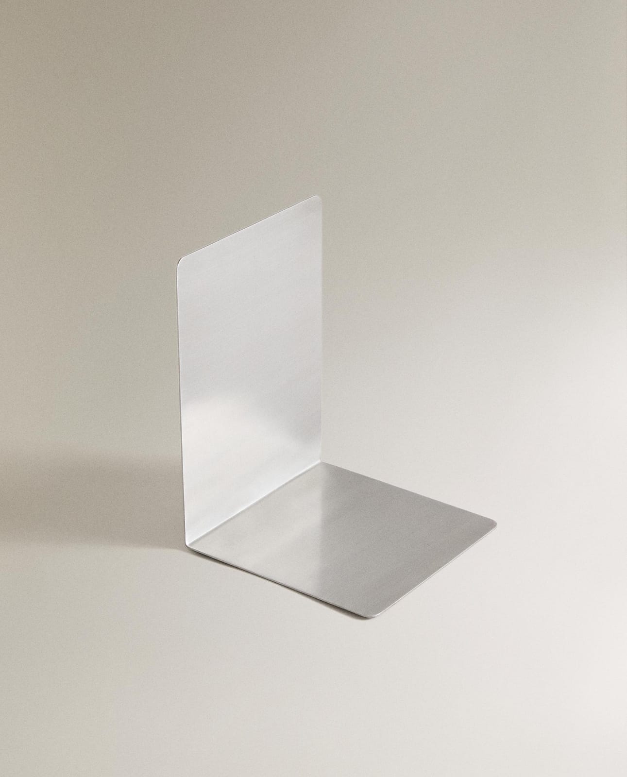ZARA HOME МЕТАЛЛИЧЕСКАЯ ПОДСТАВКА ДЛЯ КНИГ ракурс 2