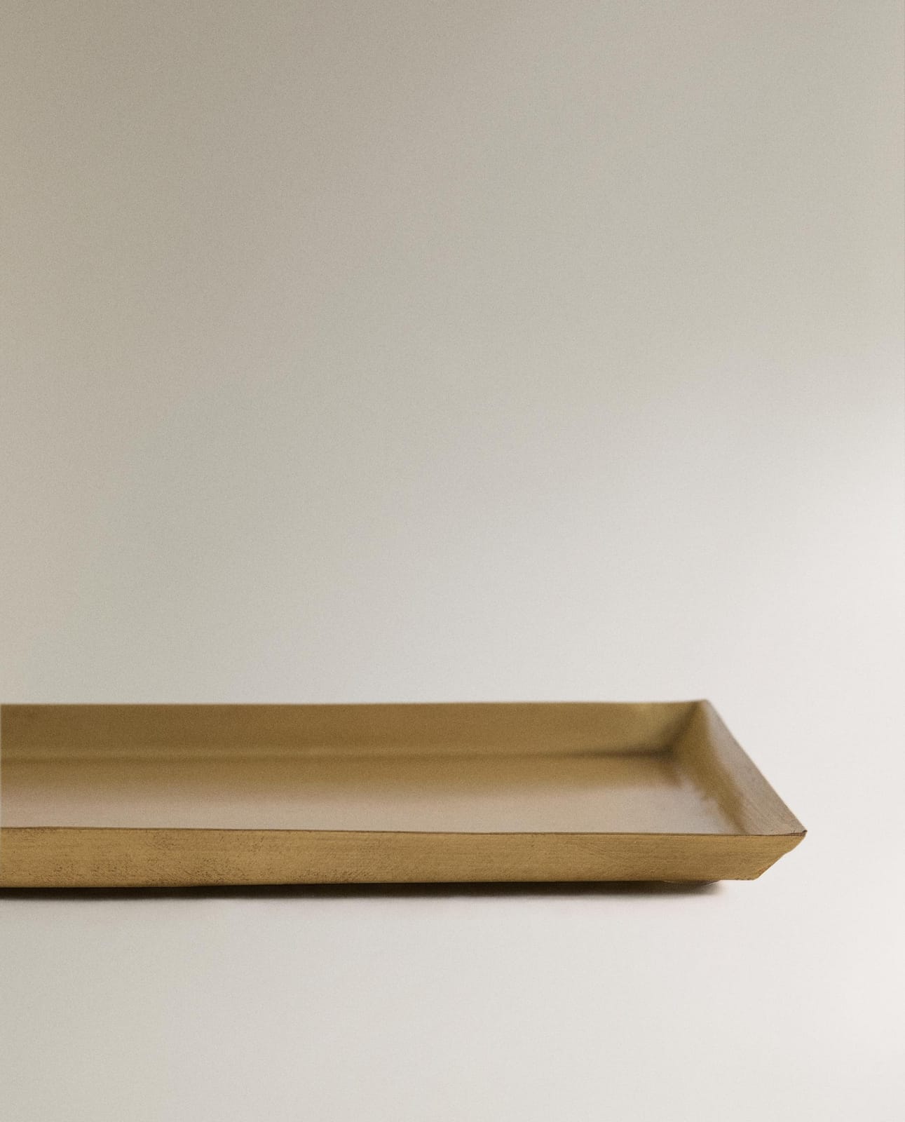 ZARA HOME ДЕКОРАТИВНЫЙ ПОДНОС ИЗ ЛАТУНИ ракурс 3
