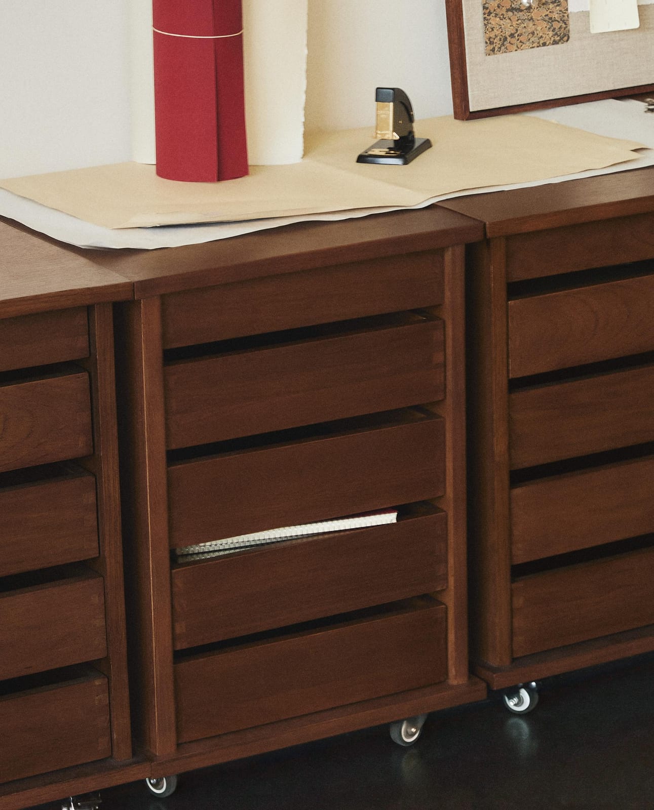 ZARA HOME ДЕРЕВЯННАЯ КОМОДА НА КОЛЕСИКАХ ракурс 6