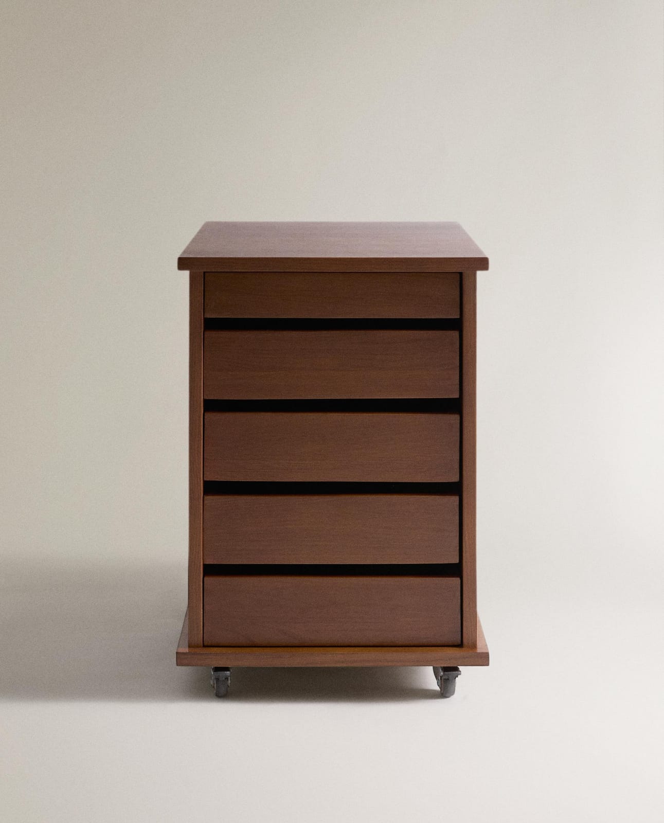 ZARA HOME ДЕРЕВЯННАЯ КОМОДА НА КОЛЕСИКАХ ракурс 3