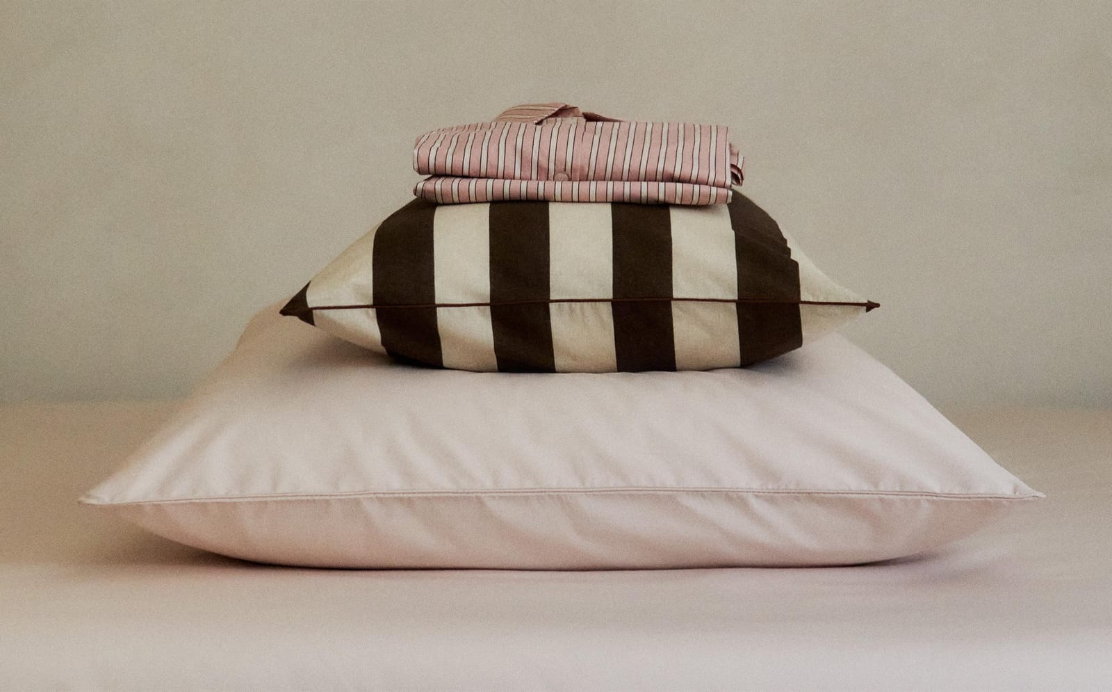 ZARA HOME НАВОЛОЧКА НА ПОДУШКУ ИЗ ХЛОПКОВОГО ПЕРКАЛЯ (300 НИТЕЙ) ракурс 3