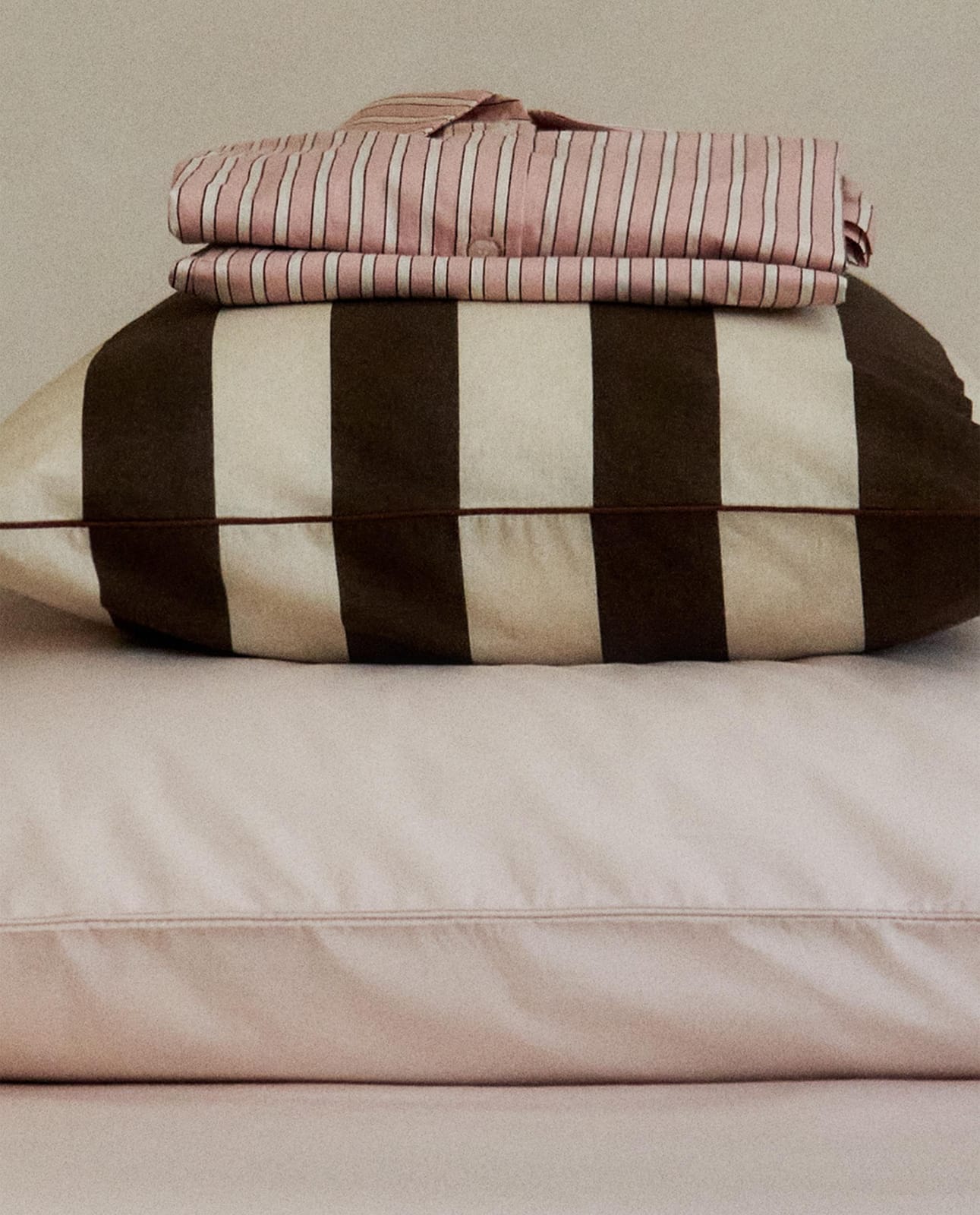 ZARA HOME НАВОЛОЧКА НА ПОДУШКУ ИЗ ХЛОПКОВОГО ПЕРКАЛЯ (300 НИТЕЙ) ракурс 4
