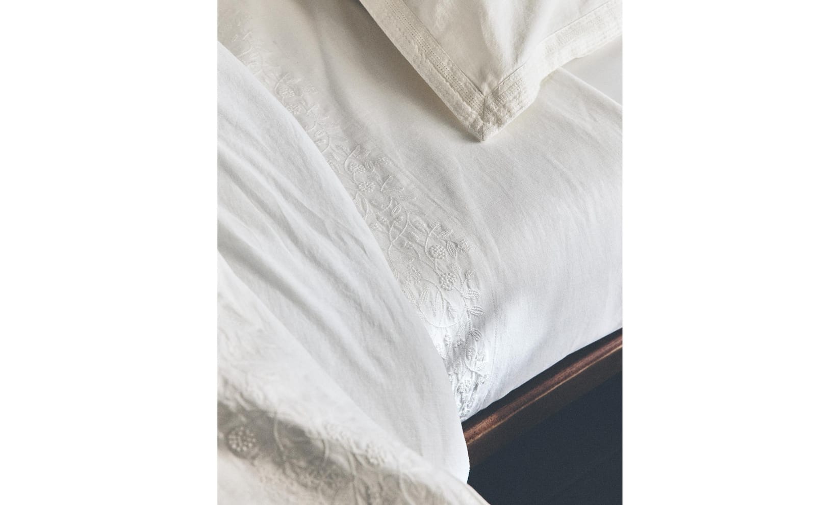 ZARA HOME ПРОСТЫНЯ БЕЗ РЕЗИНКИ ИЗ ХЛОПКА И ЛЬНА С ТИСНЕНИЕМ ракурс 3