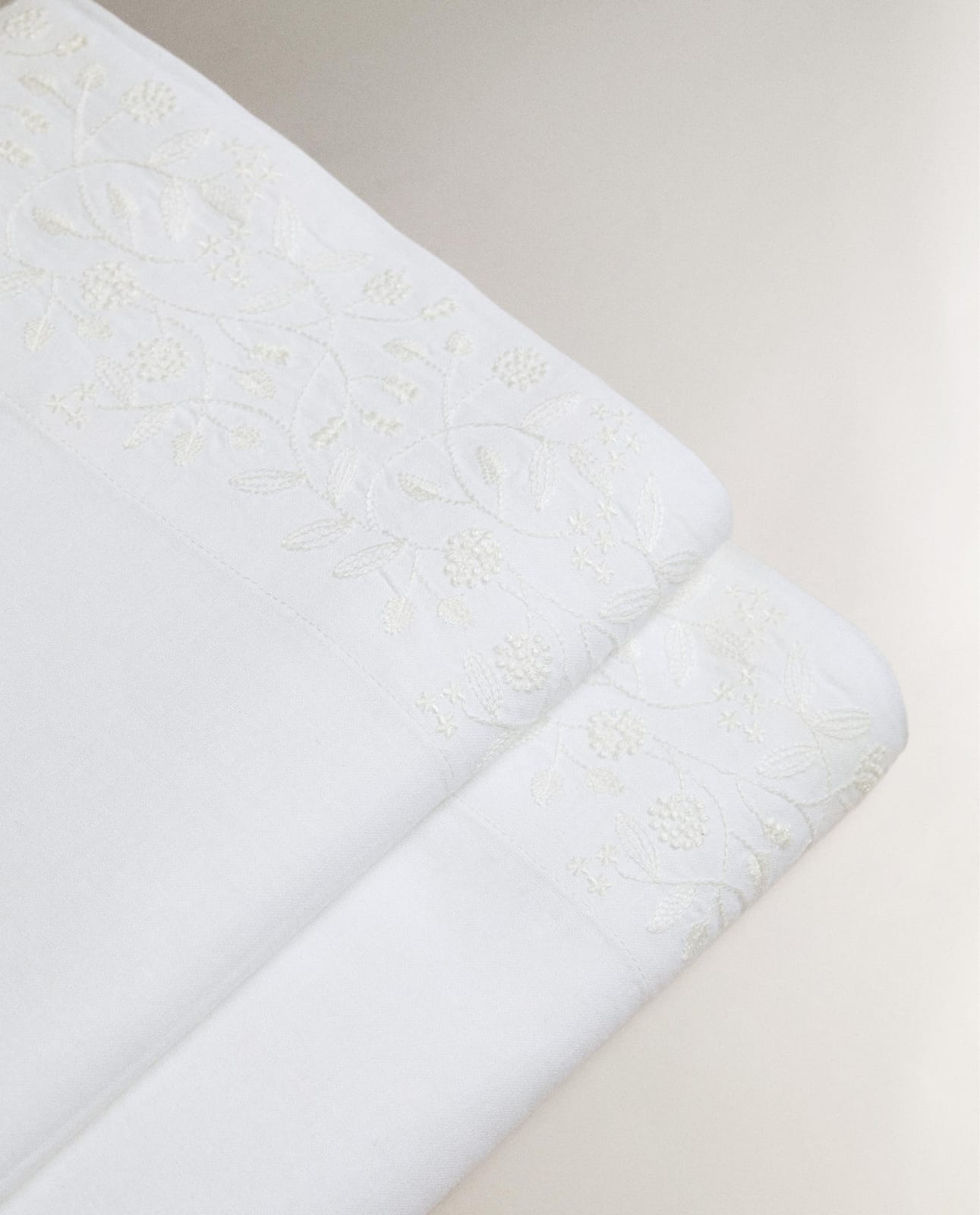 ZARA HOME ПРОСТЫНЯ БЕЗ РЕЗИНКИ ИЗ ХЛОПКА И ЛЬНА С ТИСНЕНИЕМ ракурс 4