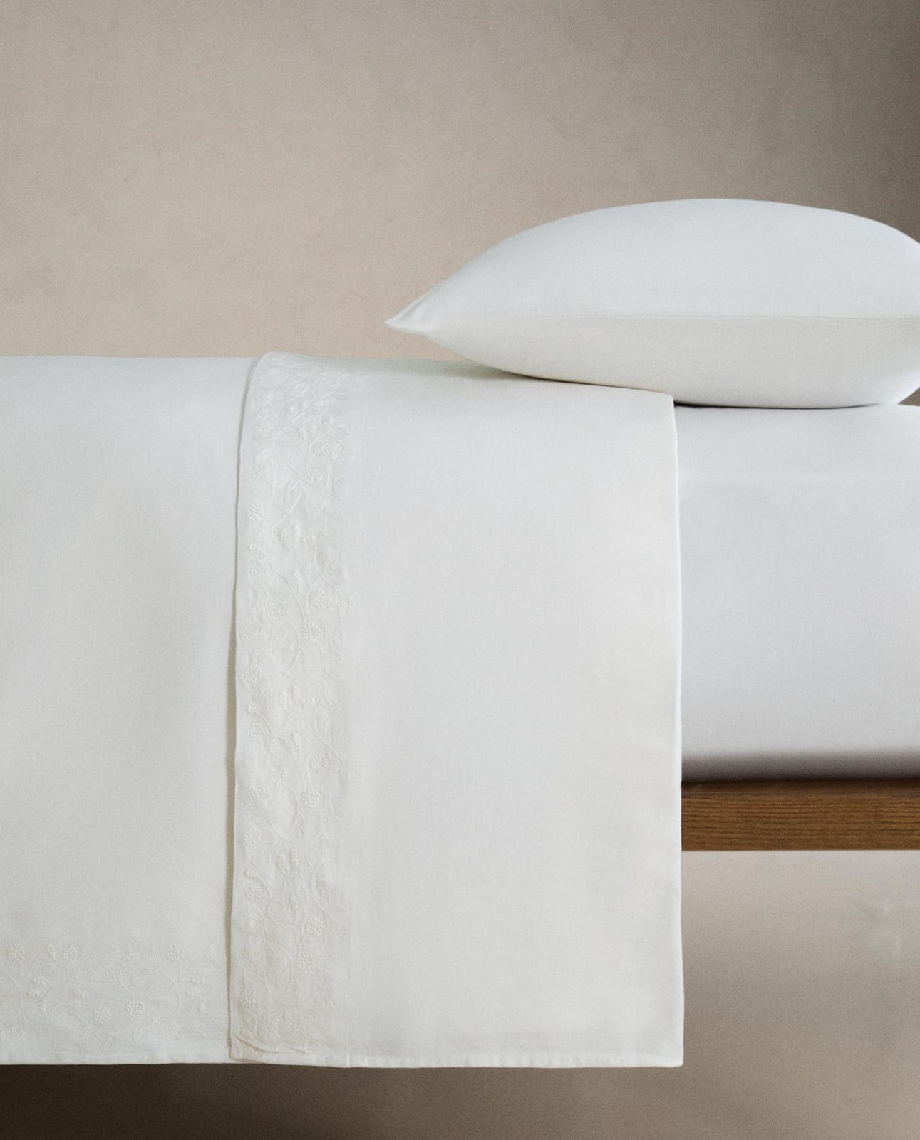 ZARA HOME ПРОСТЫНЯ БЕЗ РЕЗИНКИ ИЗ ХЛОПКА И ЛЬНА С ТИСНЕНИЕМ ракурс 7