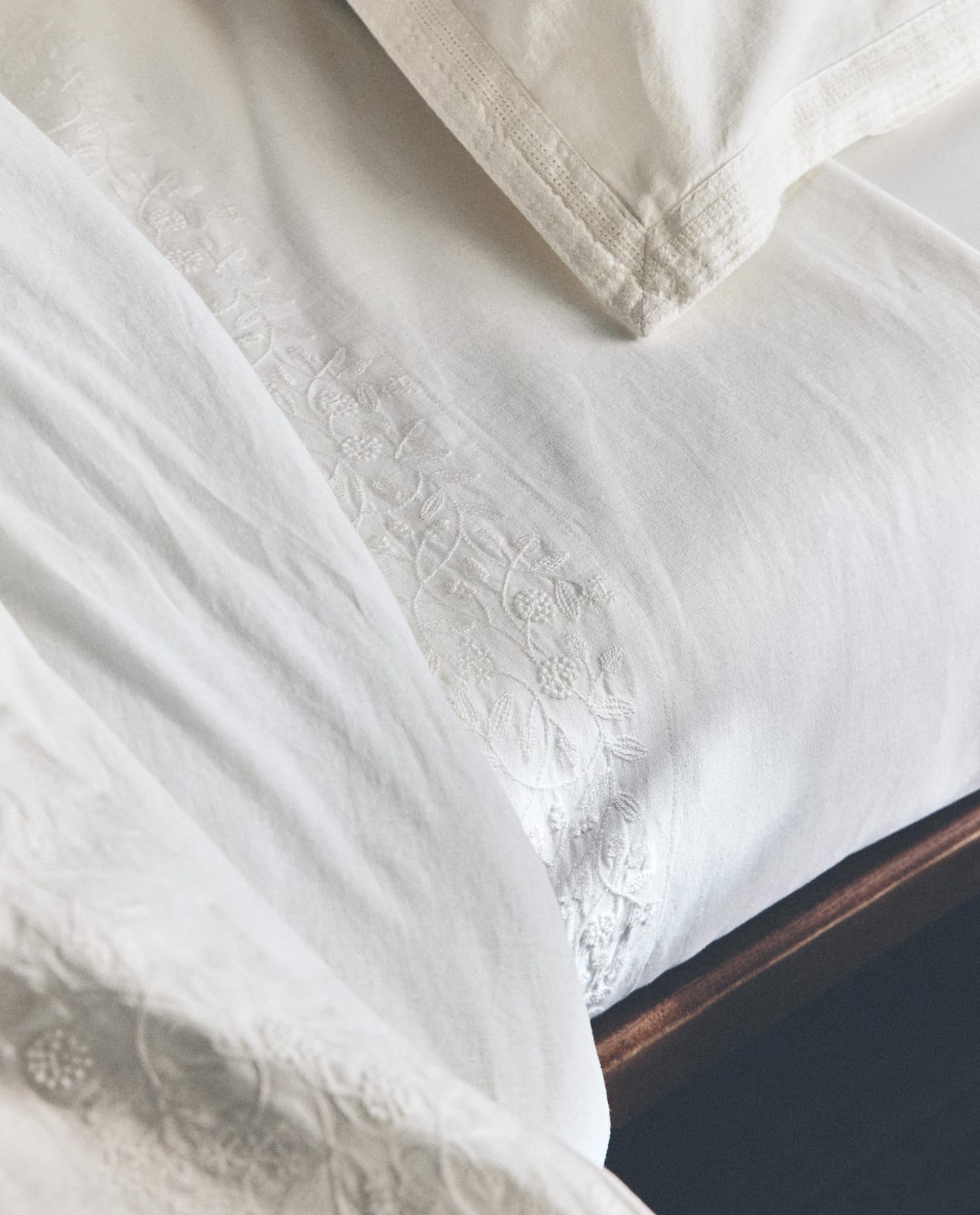 ZARA HOME ПРОСТЫНЯ БЕЗ РЕЗИНКИ ИЗ ХЛОПКА И ЛЬНА С ТИСНЕНИЕМ ракурс 2