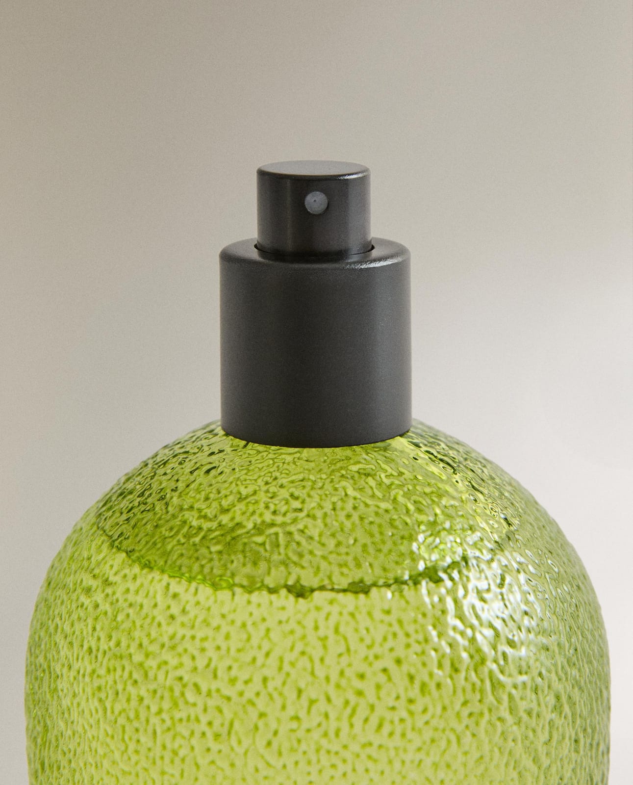 ZARA HOME (190 ML) СПРЕЙ ТЕКСТИЛЬНЫЙ BERGAMOT & SANDALWOOD ракурс 3