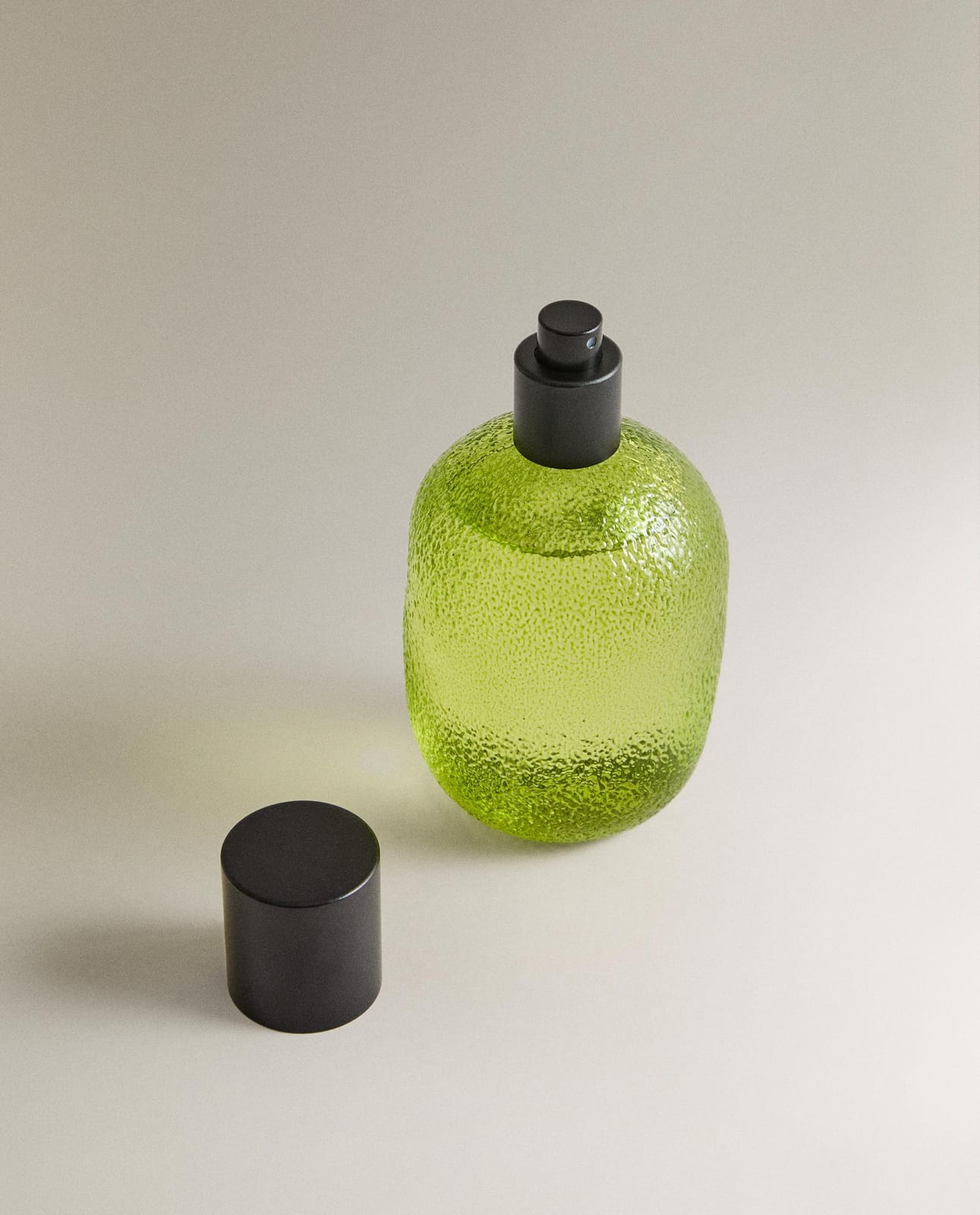 ZARA HOME (190 ML) СПРЕЙ ТЕКСТИЛЬНЫЙ BERGAMOT & SANDALWOOD ракурс 5