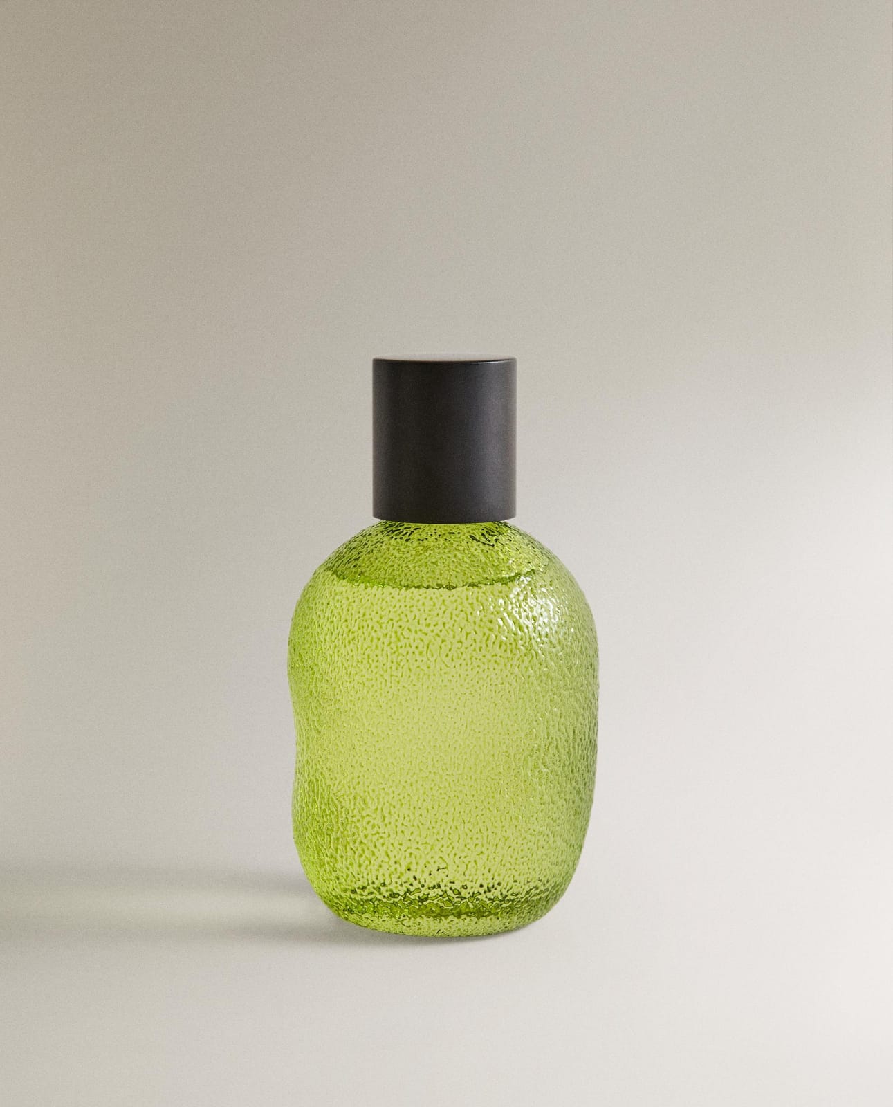 Ароматизатор для дома ZARA HOME (190 ML) СПРЕЙ ДЛЯ ТЕКСТИЛЯ BERGAMOT & SANDALWOOD ECRU / ZIELONY 10 x 10 x 10 cm