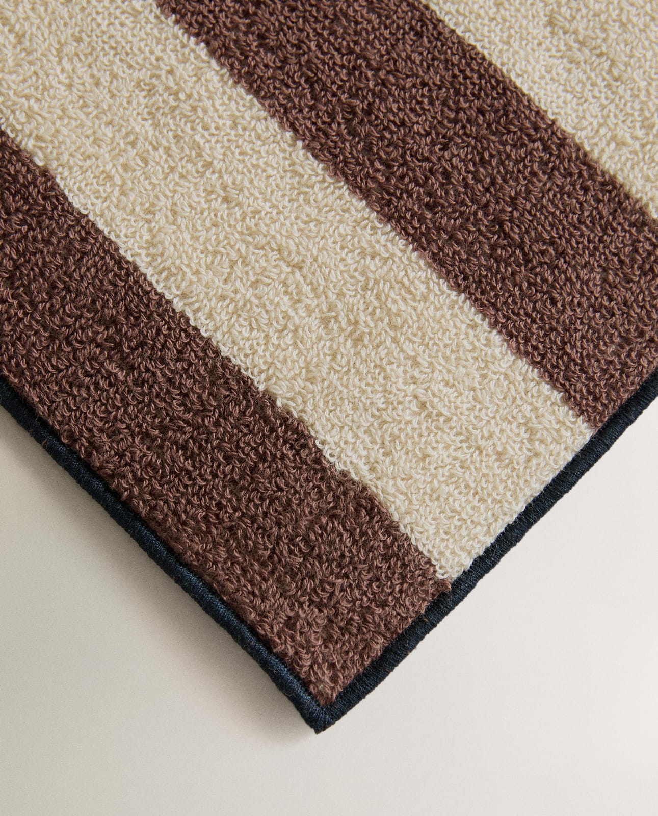 ZARA HOME ХЛОПКОВОЕ БАННОЕ ПОЛОТЕНЦЕ В ПОЛОСКУ С ОВЕРЛОКОМ ракурс 6