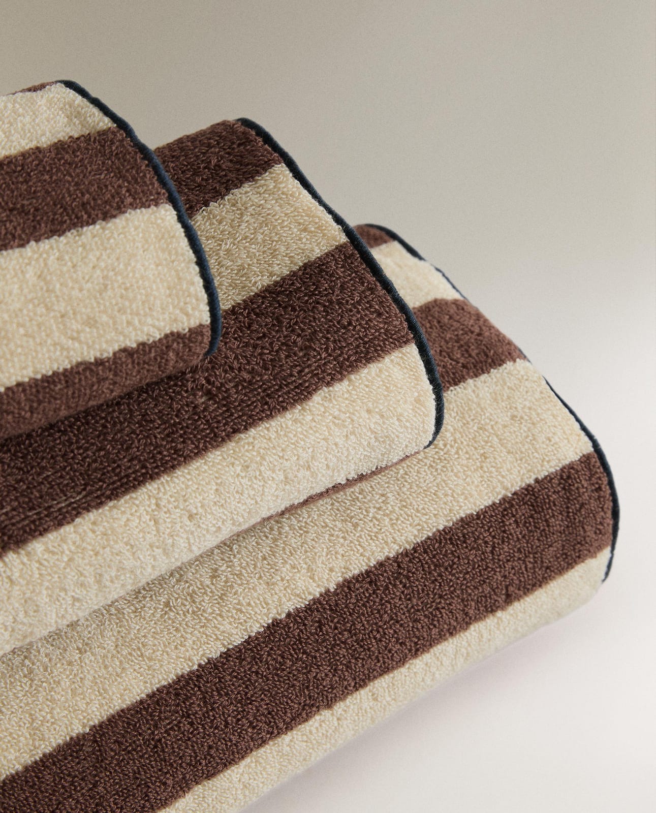 ZARA HOME ХЛОПКОВОЕ БАННОЕ ПОЛОТЕНЦЕ В ПОЛОСКУ С ОВЕРЛОКОМ ракурс 4
