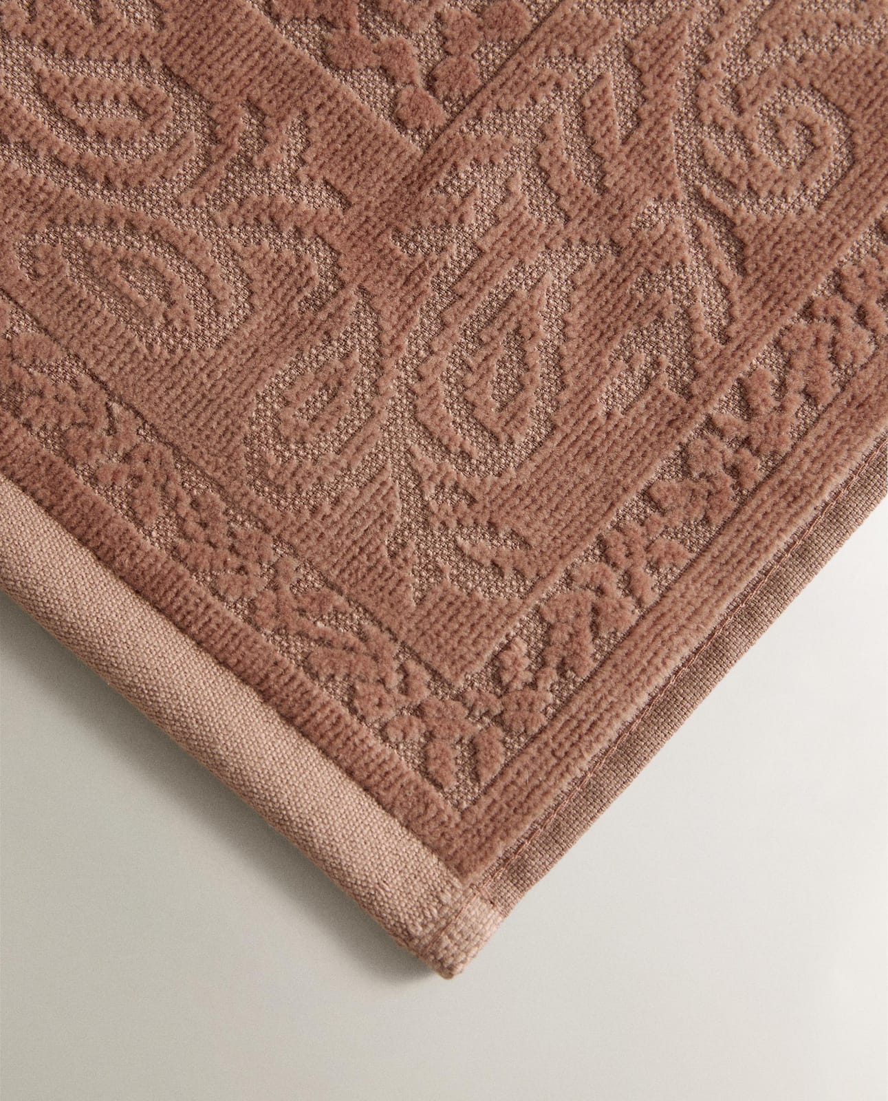 ZARA HOME ЖАККАРДОВОЕ БАННОЕ ПОЛОТЕНЦЕ С ЦВЕТАМИ ракурс 4