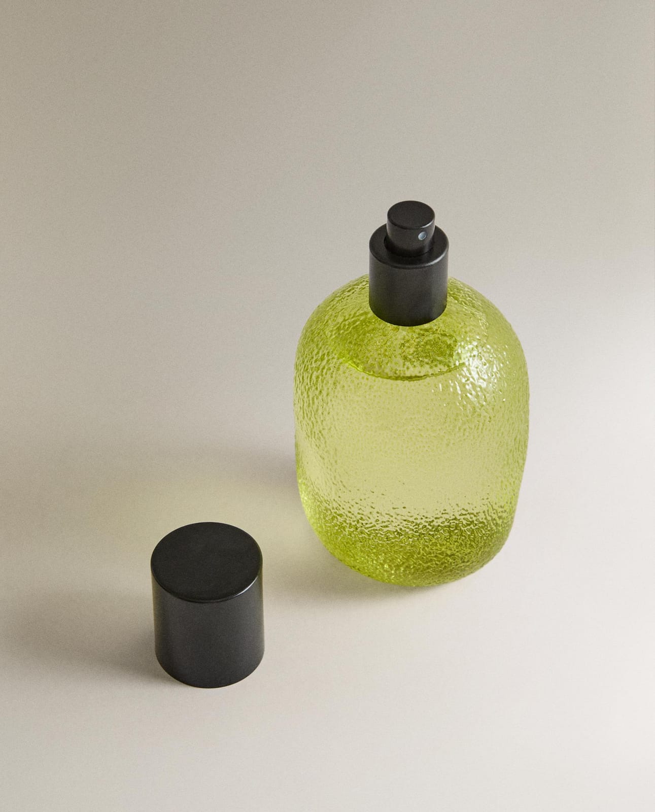 ZARA HOME (190 ML) ОСВЕЖИТЕЛЬ ДЛЯ ТКАНЕЙ СПРЕЙ LIME & PEPPERMINT ракурс 3