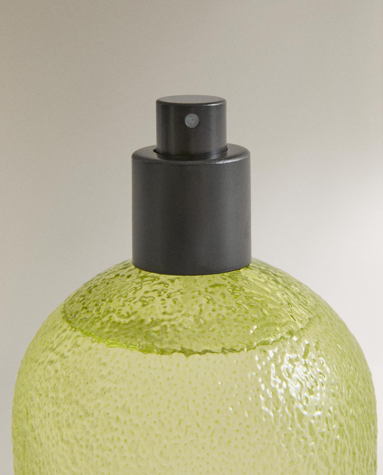 ZARA HOME (190 ML) ОСВЕЖИТЕЛЬ ДЛЯ ТКАНЕЙ СПРЕЙ LIME & PEPPERMINT ракурс 2