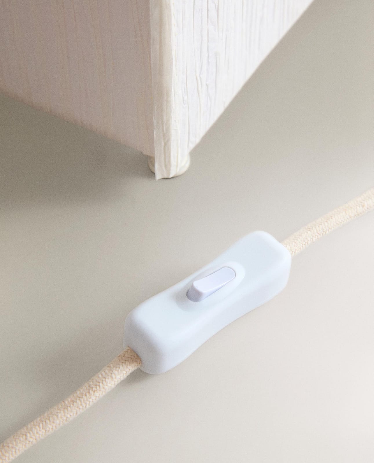 ZARA HOME НАСТОЛЬНАЯ ЛАМПА ИЗ БУМАГИ ракурс 2
