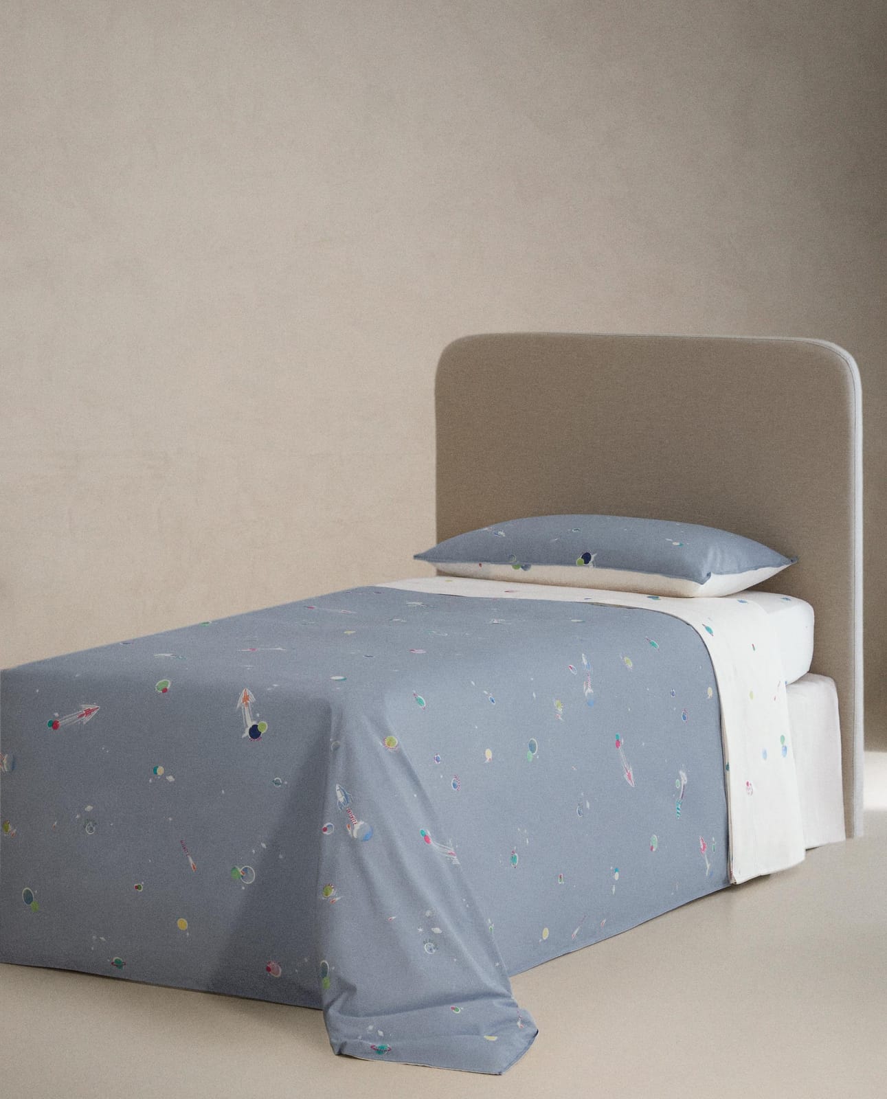 ZARA HOME ДЕТСКАЯ ПРОСТЫНЯ НА РЕЗИНКЕ С КОСМОСОМ ракурс 7