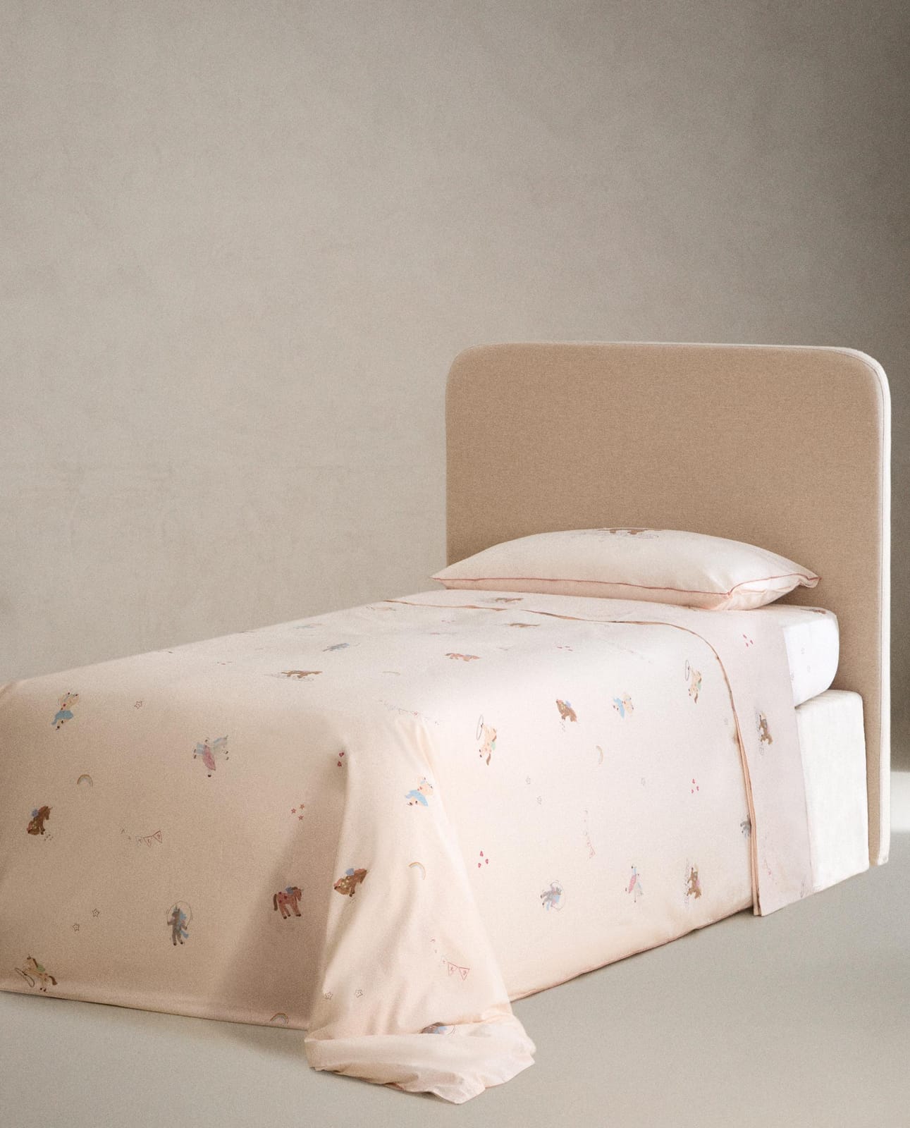 ZARA HOME ДЕТСКАЯ НАТЯЖНАЯ ПРОСТЫНЯ С ЕДИНОРОГАМИ ракурс 4