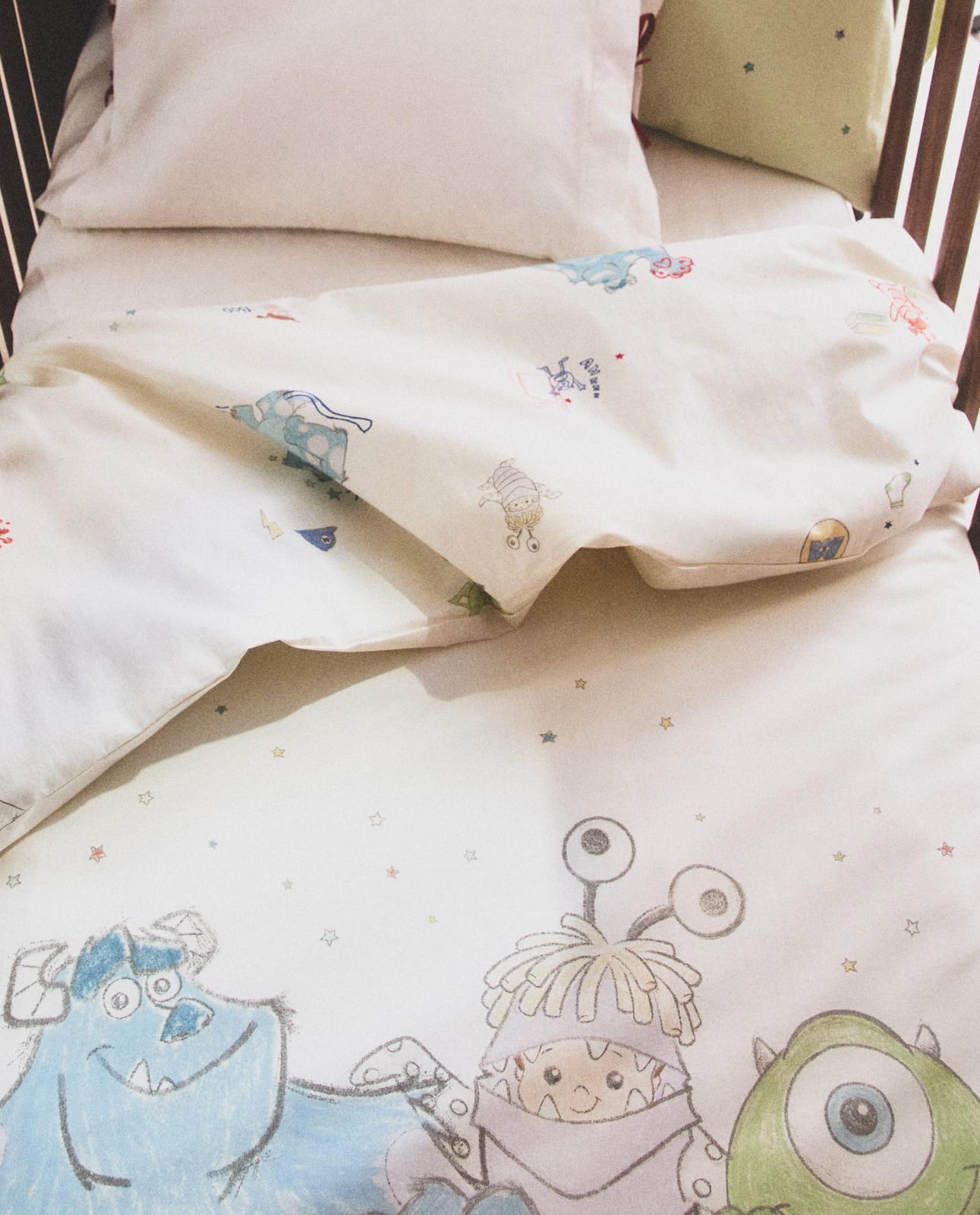 ZARA HOME ДВУСТОРОННИЙ ДЕТСКИЙ ПОДОДЕЯЛЬНИК МОНСТРЫ И КОМПАНИЯ ©DISNEY/PIXAR ракурс 3