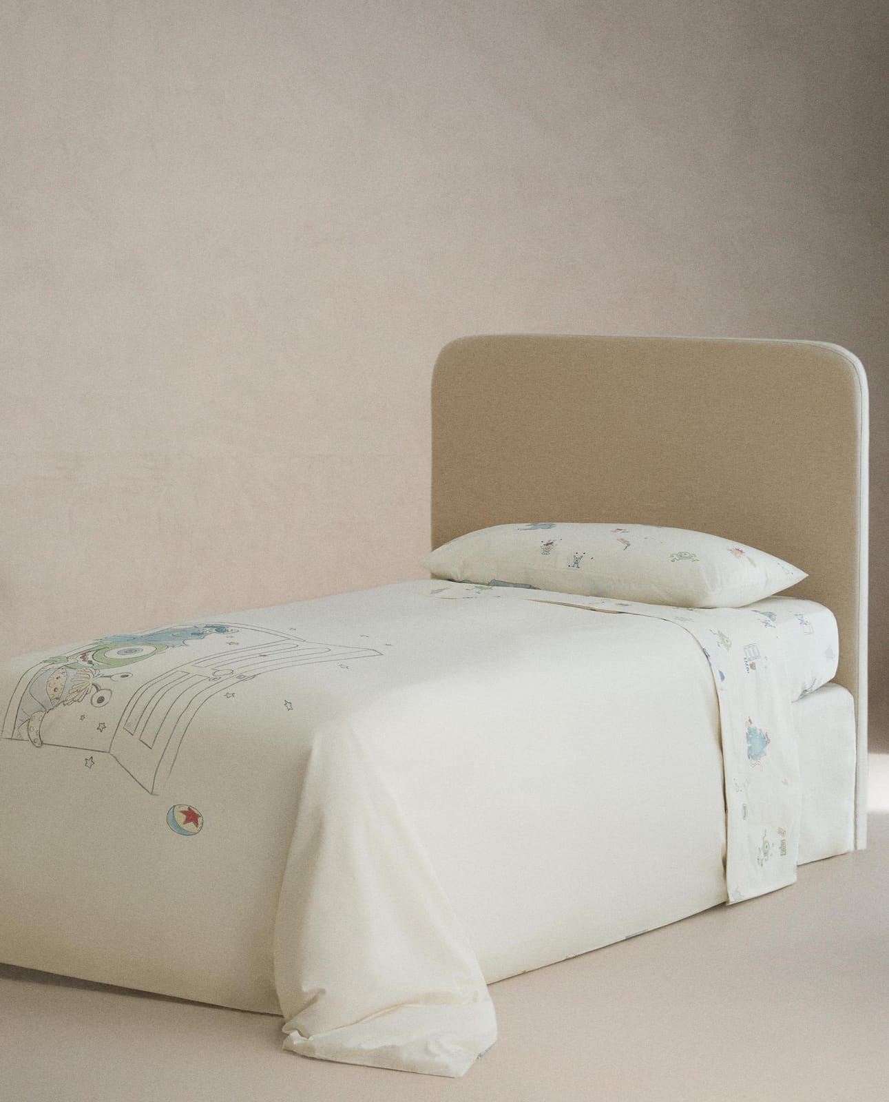ZARA HOME ДВУСТОРОННИЙ ДЕТСКИЙ ПОДОДЕЯЛЬНИК МОНСТРЫ И КОМПАНИЯ ©DISNEY/PIXAR ракурс 4
