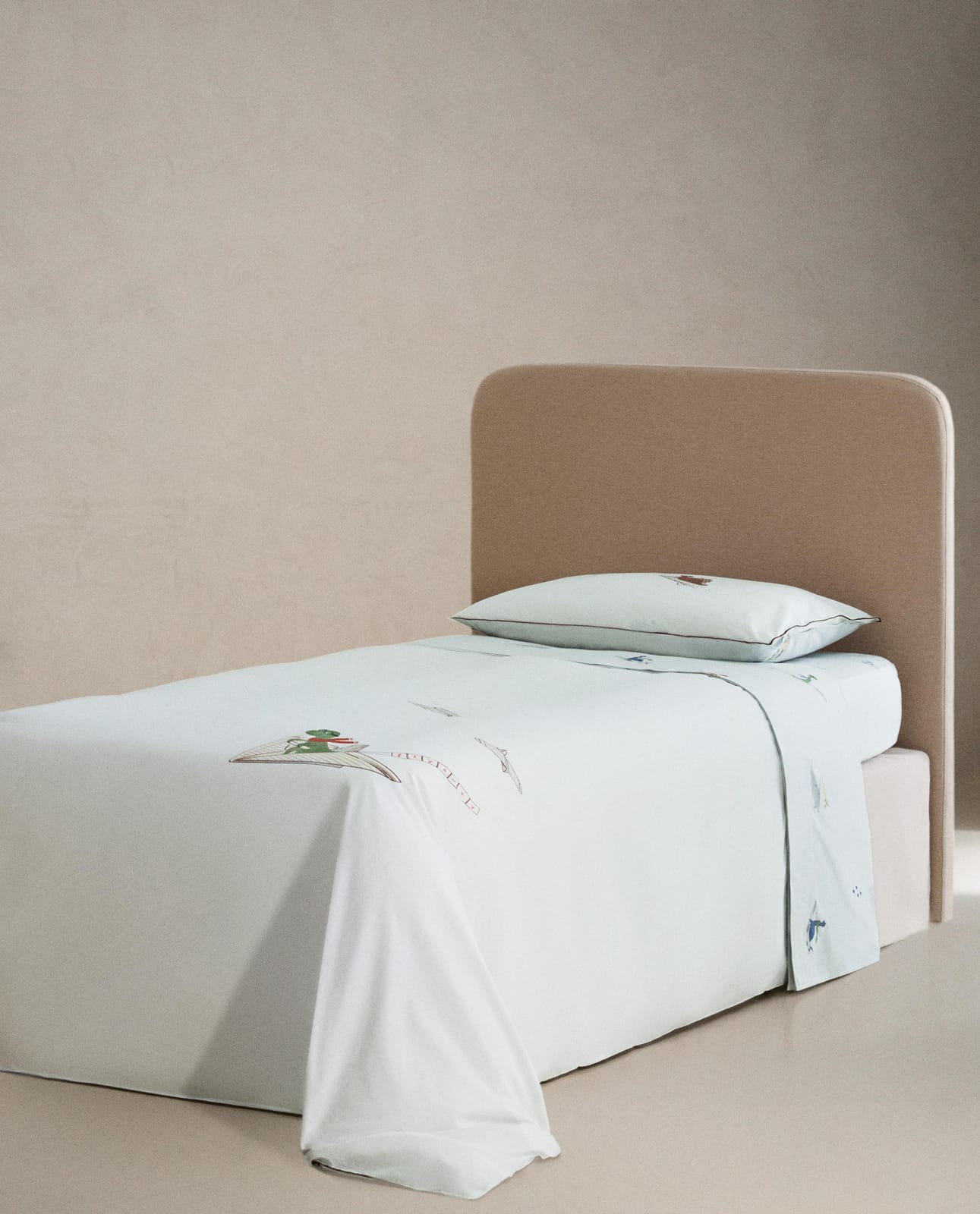 ZARA HOME ДЕТСКАЯ НАТЯЖНАЯ ПРОСТЫНЯ С ДИНОЗАВРАМИ ракурс 6