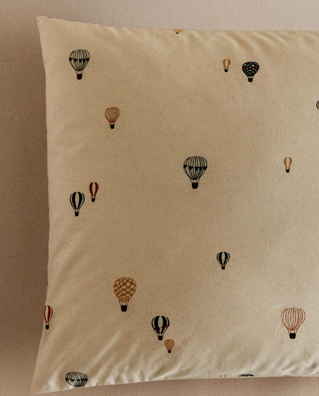 ZARA HOME ДЕТСКАЯ НАВОЛОЧКА НА ПОДУШКУ С ВОЗДУШНЫМИ ШАРАМИ ракурс 4