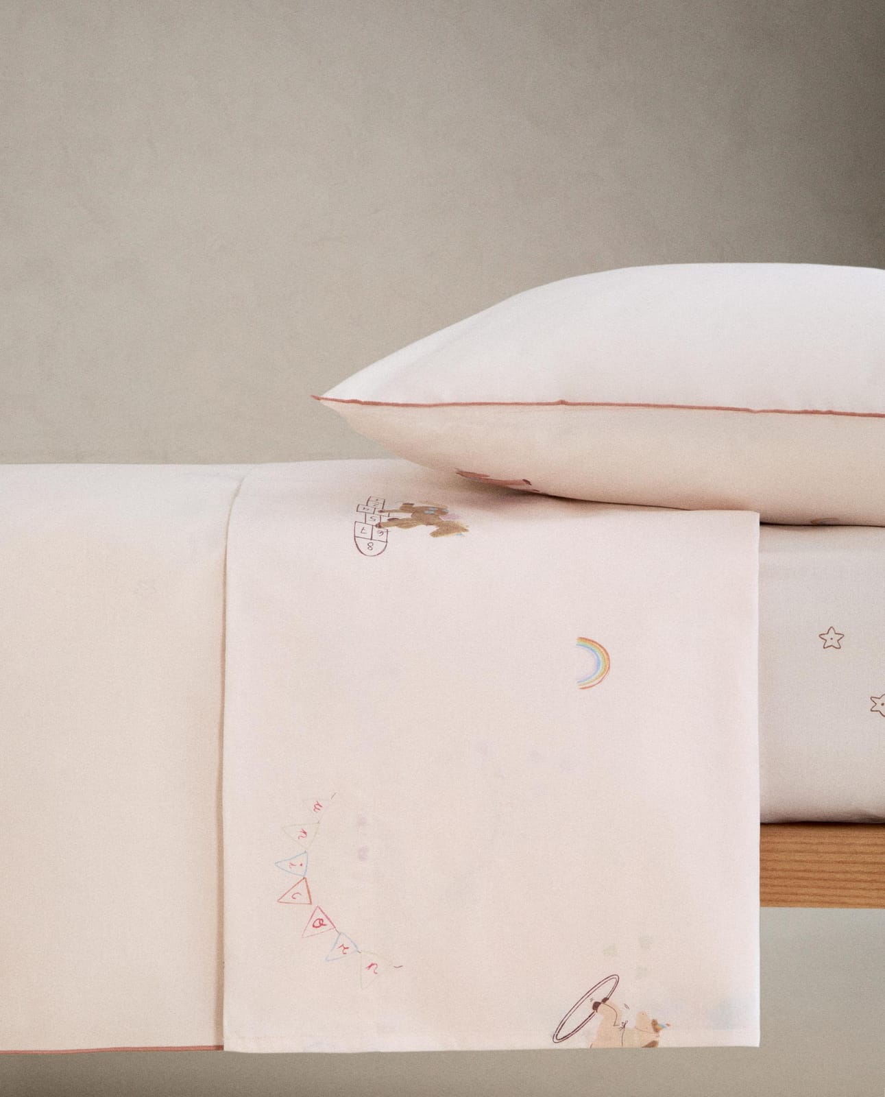 ZARA HOME ДЕТСКАЯ НАТЯЖНАЯ ПРОСТЫНЯ С ЕДИНОРОГАМИ ракурс 6
