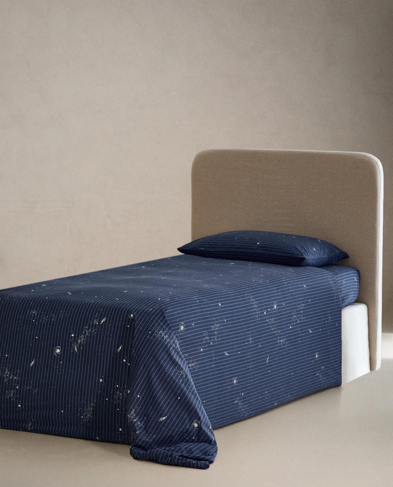 ZARA HOME ДЕТСКИЙ ПОДОДЕЯЛЬНИК В КОСМИЧЕСКИЕ ПОЛОСКИ ракурс 2