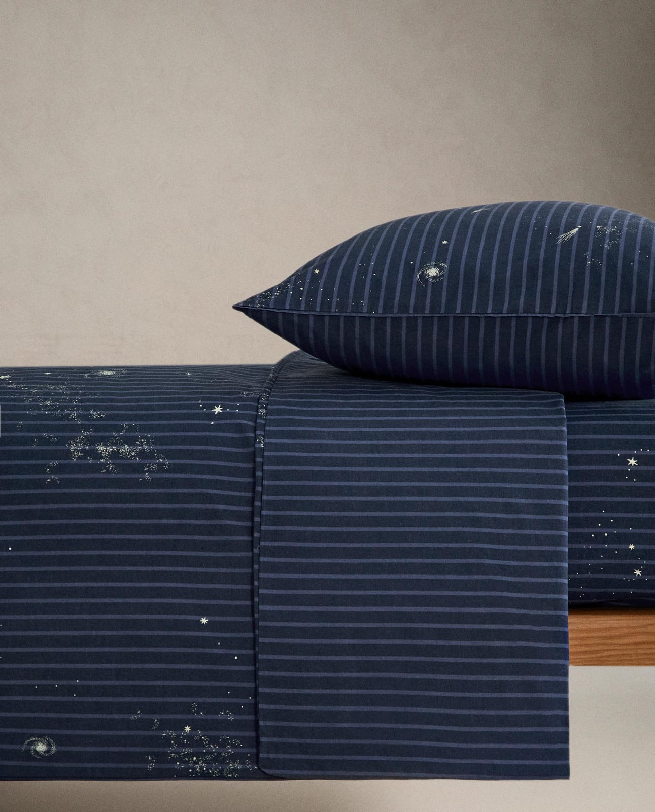 ZARA HOME ДЕТСКИЙ ПОДОДЕЯЛЬНИК В КОСМИЧЕСКИЕ ПОЛОСКИ ракурс 5