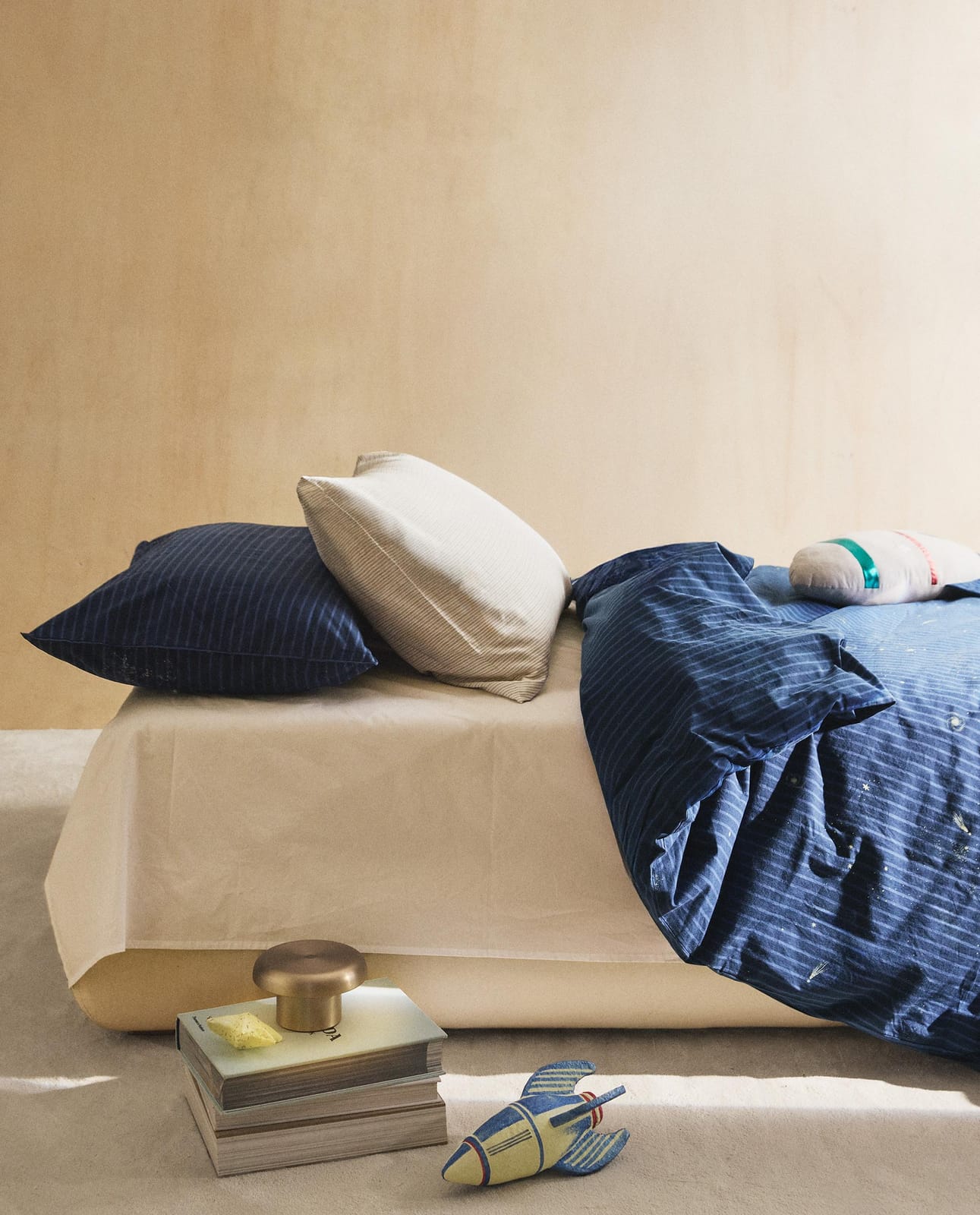 ZARA HOME ДЕТСКИЙ ПОДОДЕЯЛЬНИК В КОСМИЧЕСКИЕ ПОЛОСКИ ракурс 8
