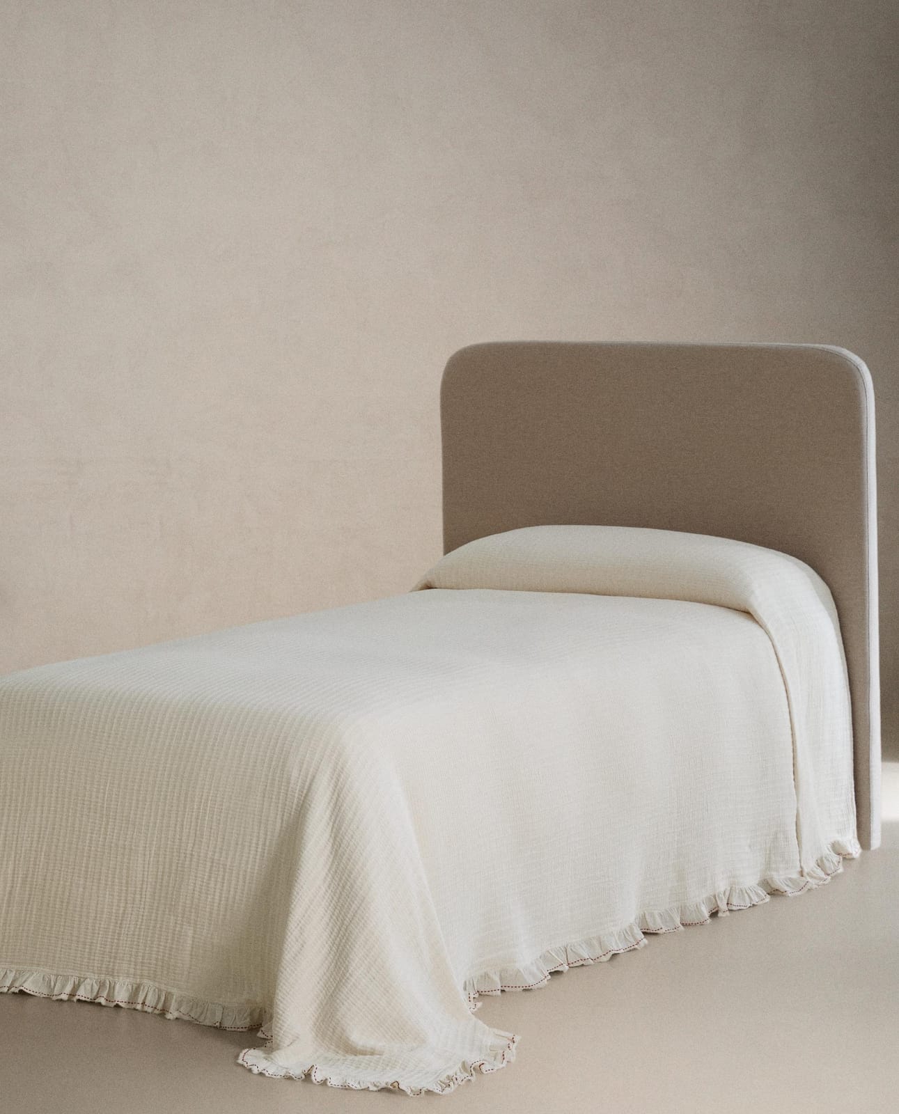 ZARA HOME ДЕТСКОЕ ПОКРЫВАЛО С ВОЛАНАМИ ракурс 2