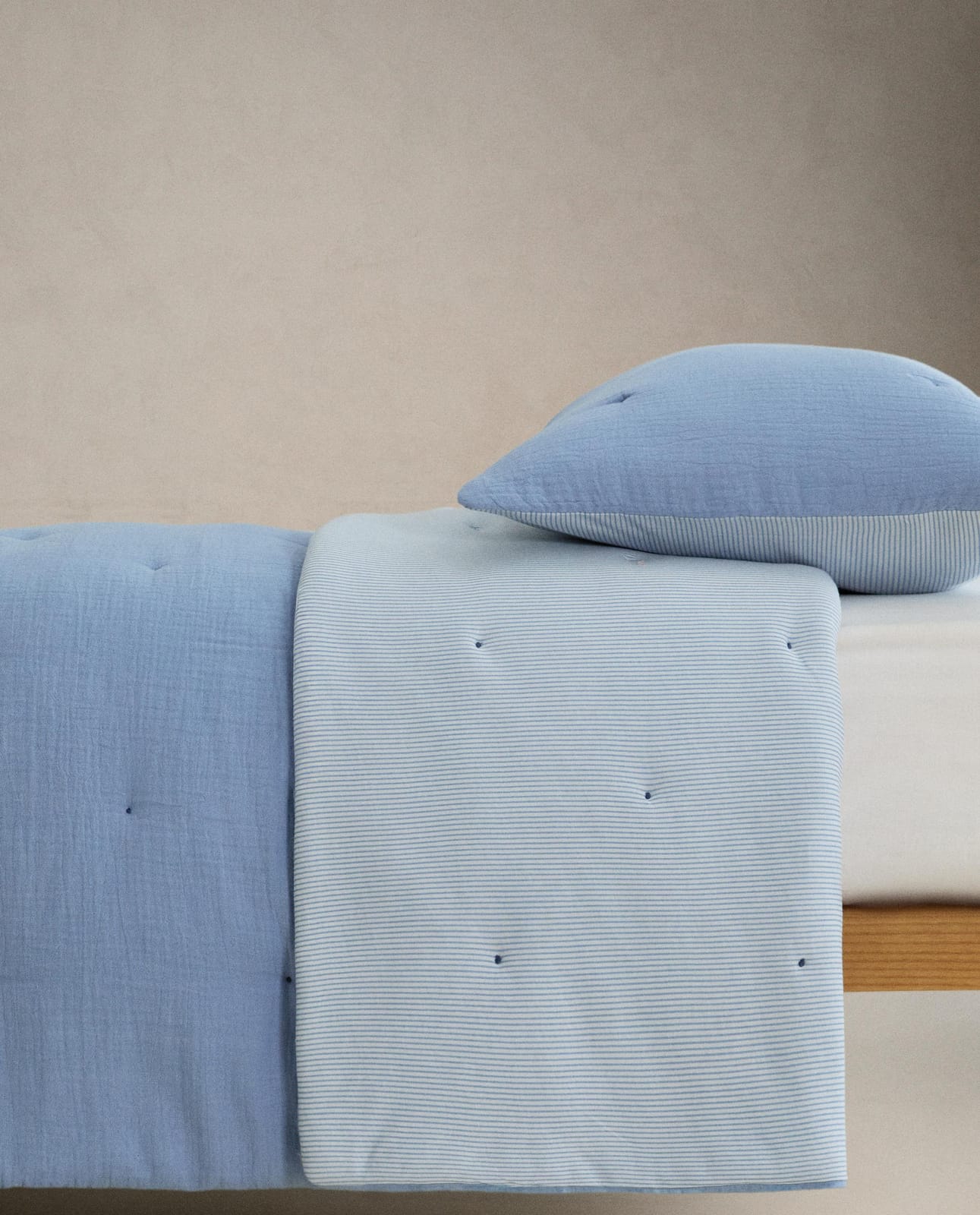 ZARA HOME ДВУСТОРОННЕЕ ДЕТСКОЕ ПОКРЫВАЛО ИЗ ШИФОНА В ПОЛОСКУ ракурс 4