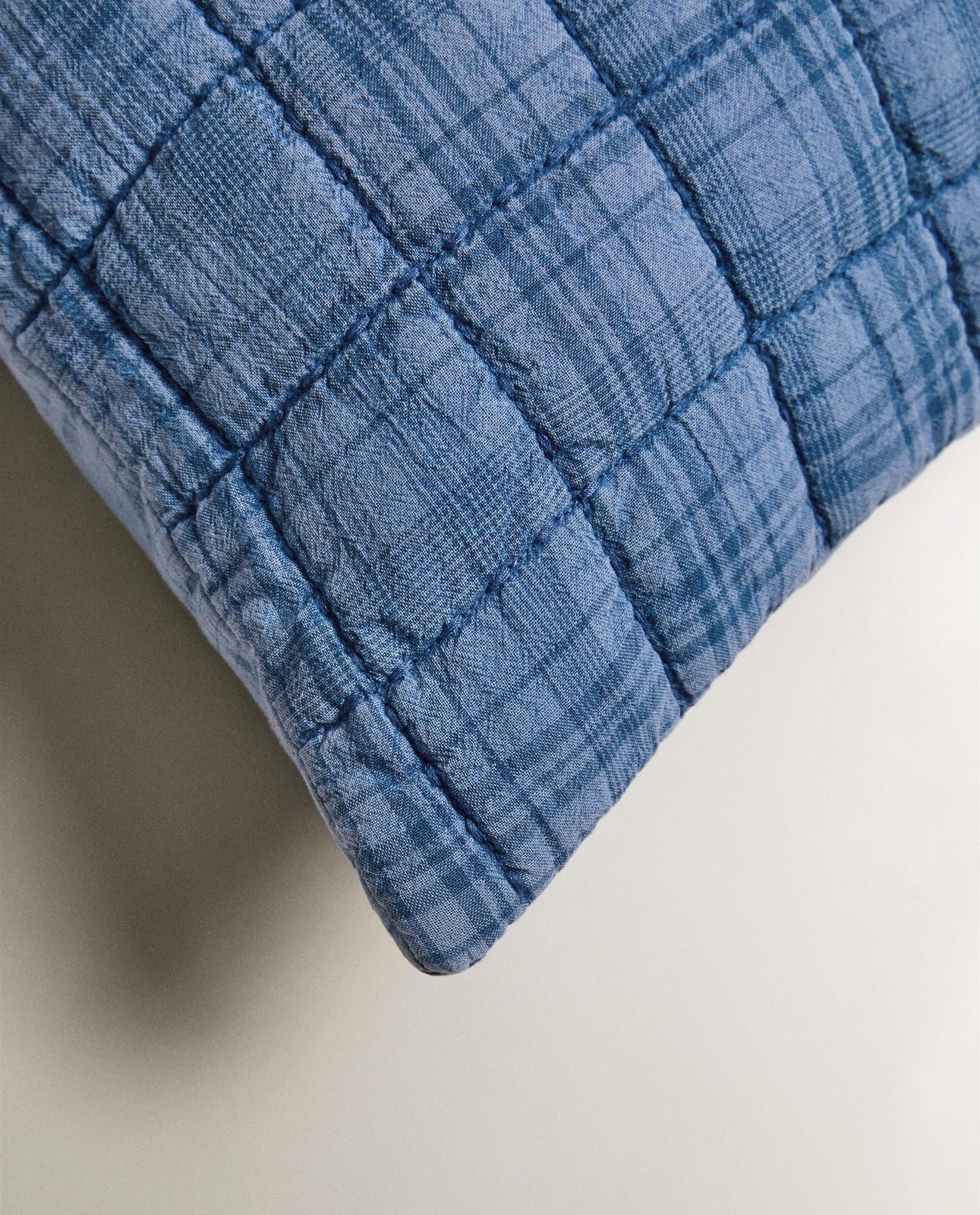 ZARA HOME ДВУСТОРОННЯЯ НАВОЛОЧКА ДЛЯ ДЕТСКОЙ ПОДУШКИ В КЛЕТКУ ракурс 6